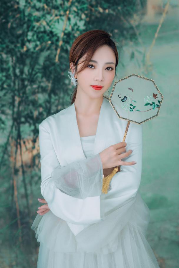 李思思:转型直播带货 李思思离开央视,转型直播带货,成为新一代"网红"