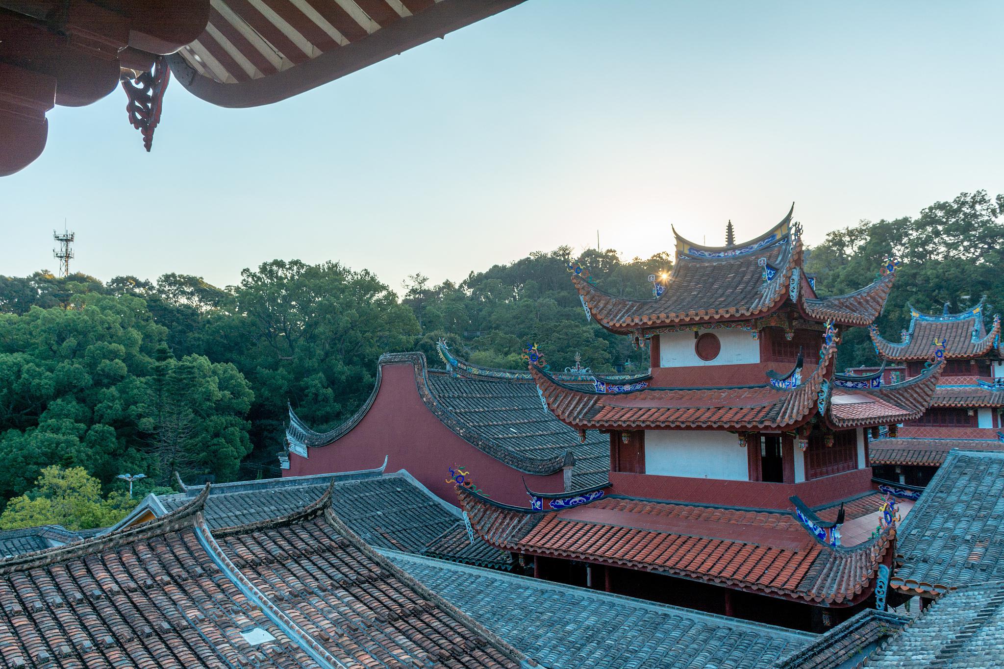 福建一寺庙:千年文化与山上美景的完美交融 福建一寺庙,位于山水之间
