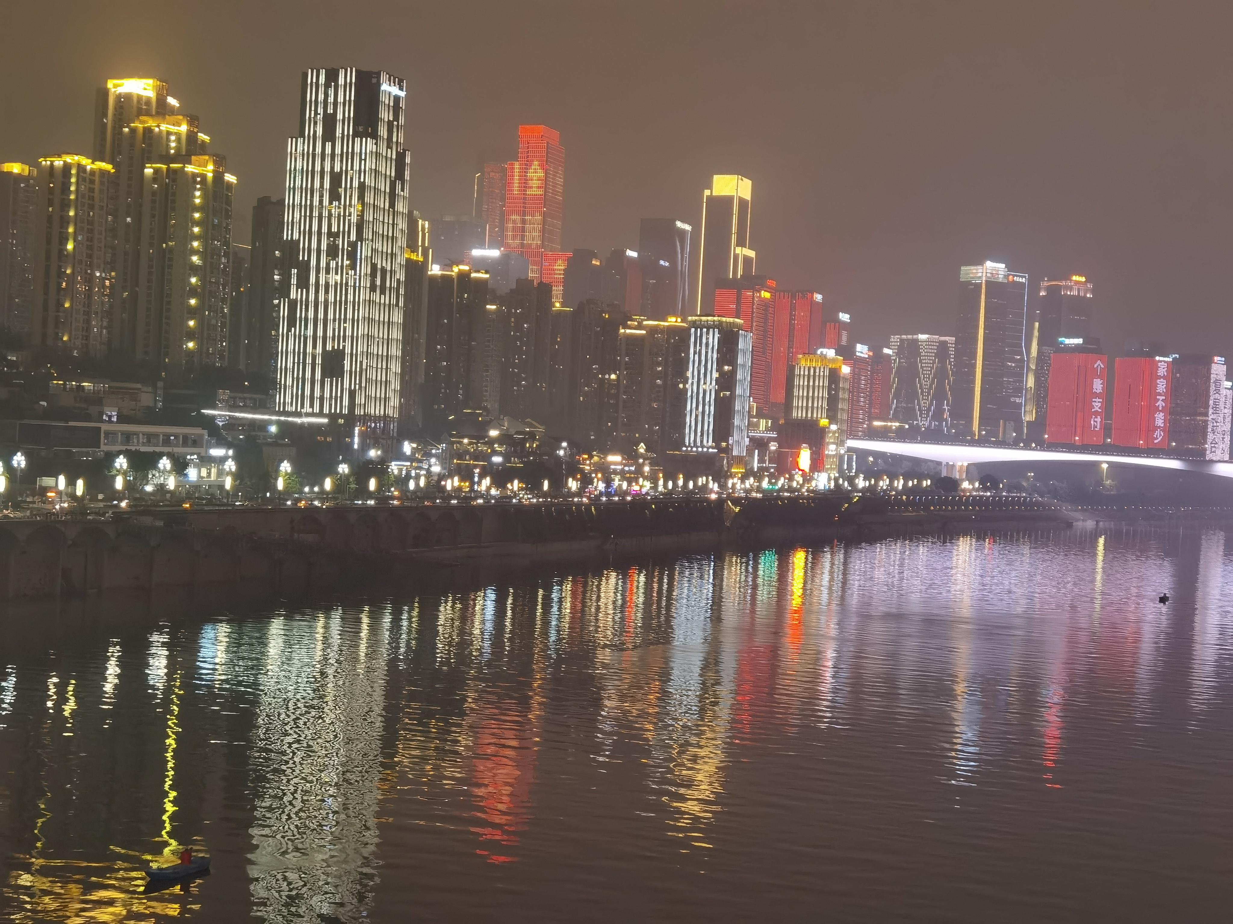 重庆嘉陵江美景 重庆嘉陵江是中国西南地区最长的河流之一,流经四川省