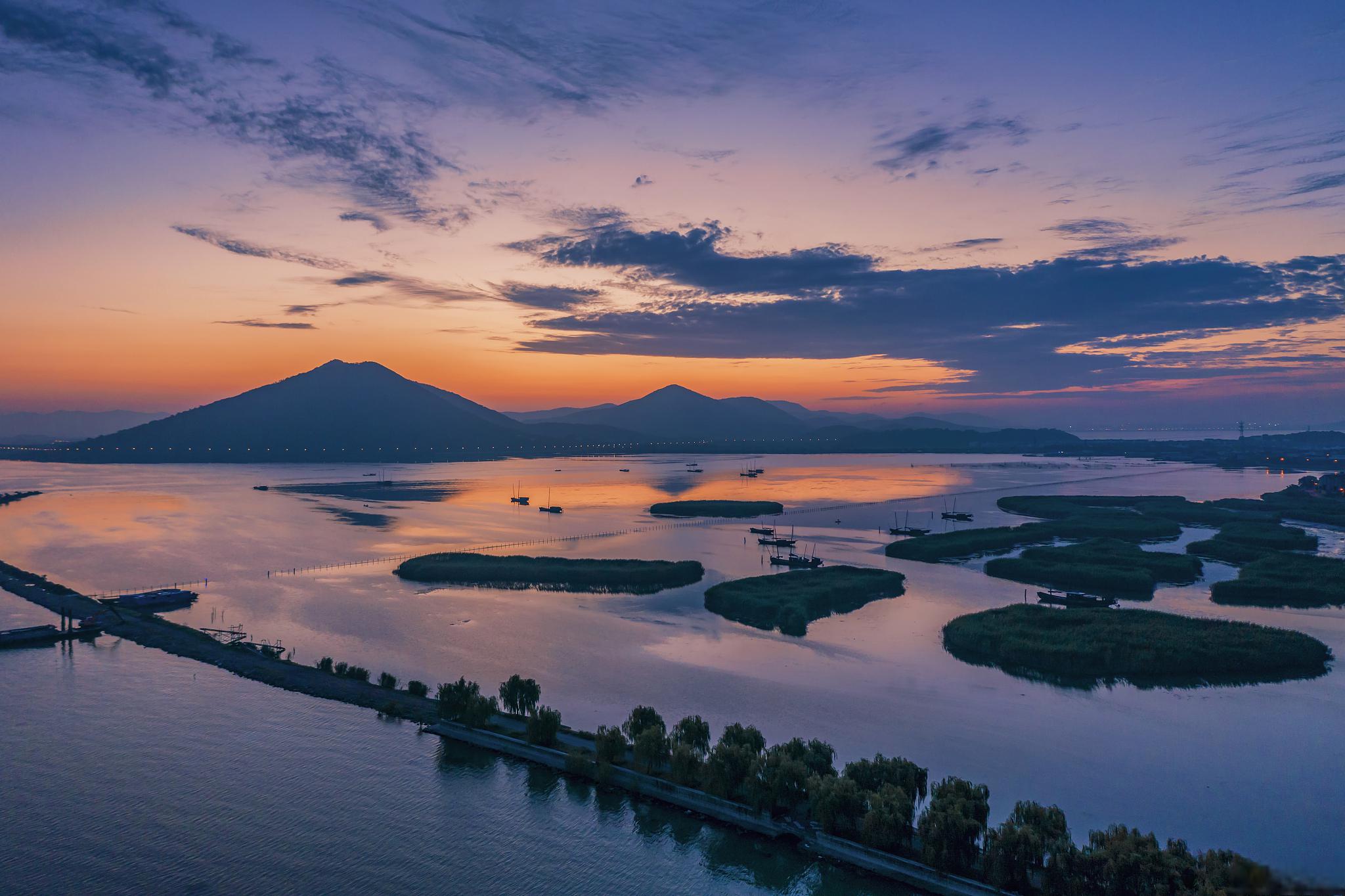 巢湖一日游推荐 巢湖,位于安徽省合肥市,是中国五大淡水湖之一,拥有得