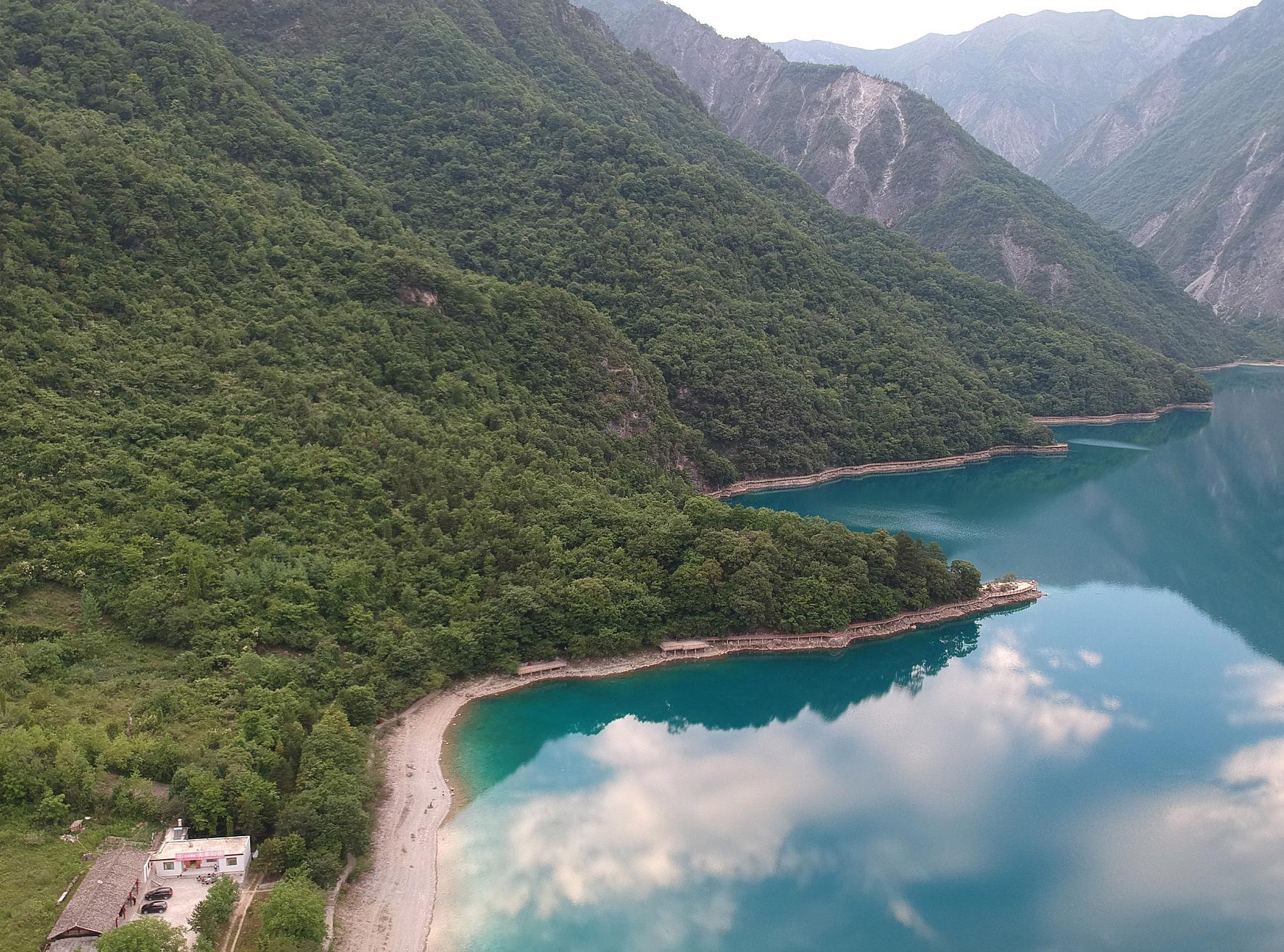 官鹅沟——童话般的净土 官鹅沟是一处风光优美的地方,就像是童话世界