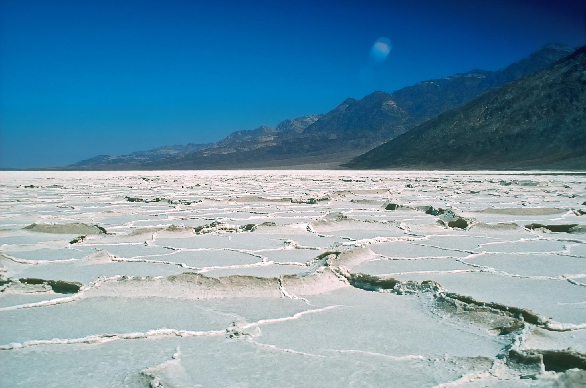 乌尤尼盐沼:漫步天空之镜 乌尤尼盐沼(uyuni salt flat)位于玻利维亚