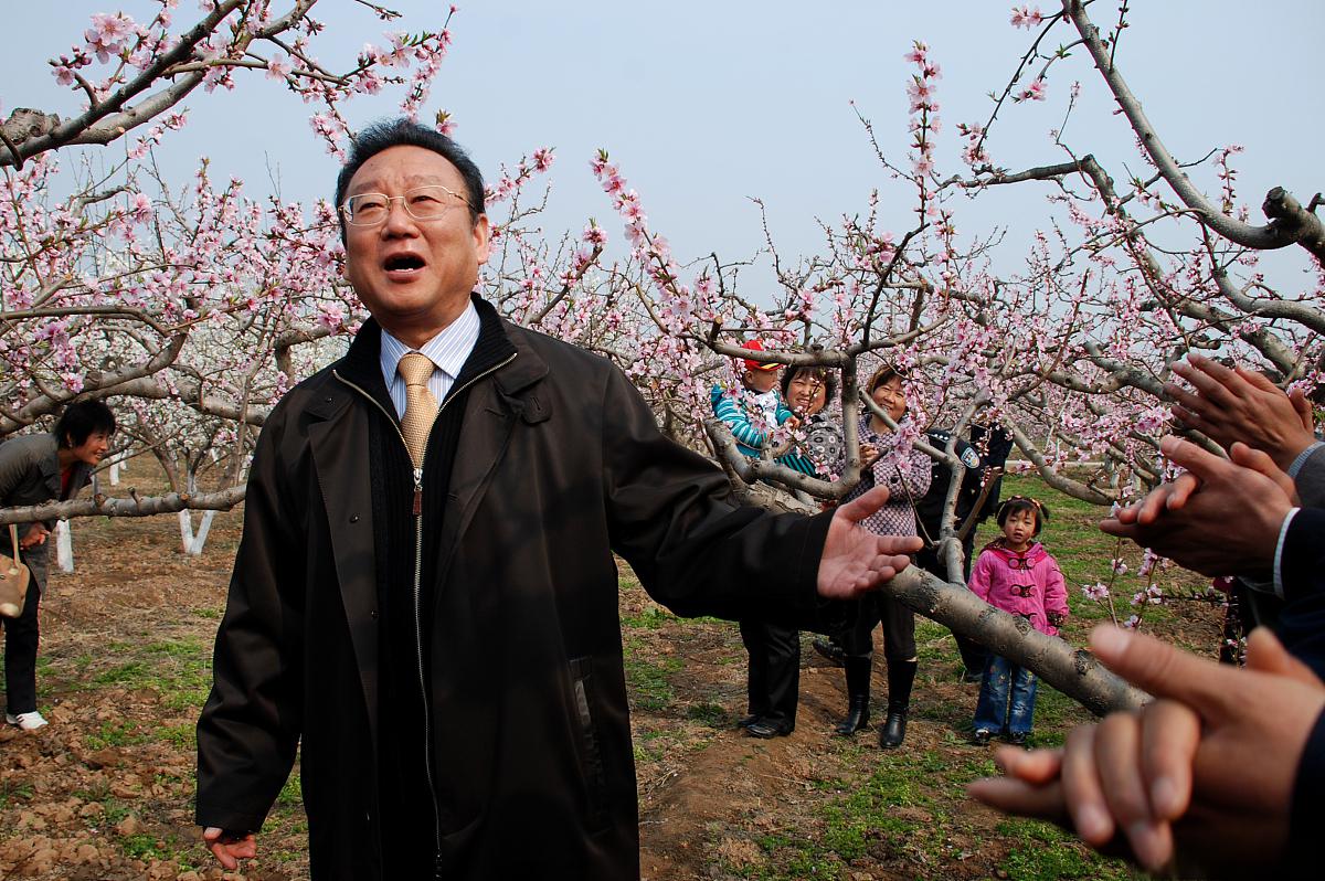 老艺术家的尊重 李双江,蒋大为都是著名歌唱家,退休待遇优渥,有余力
