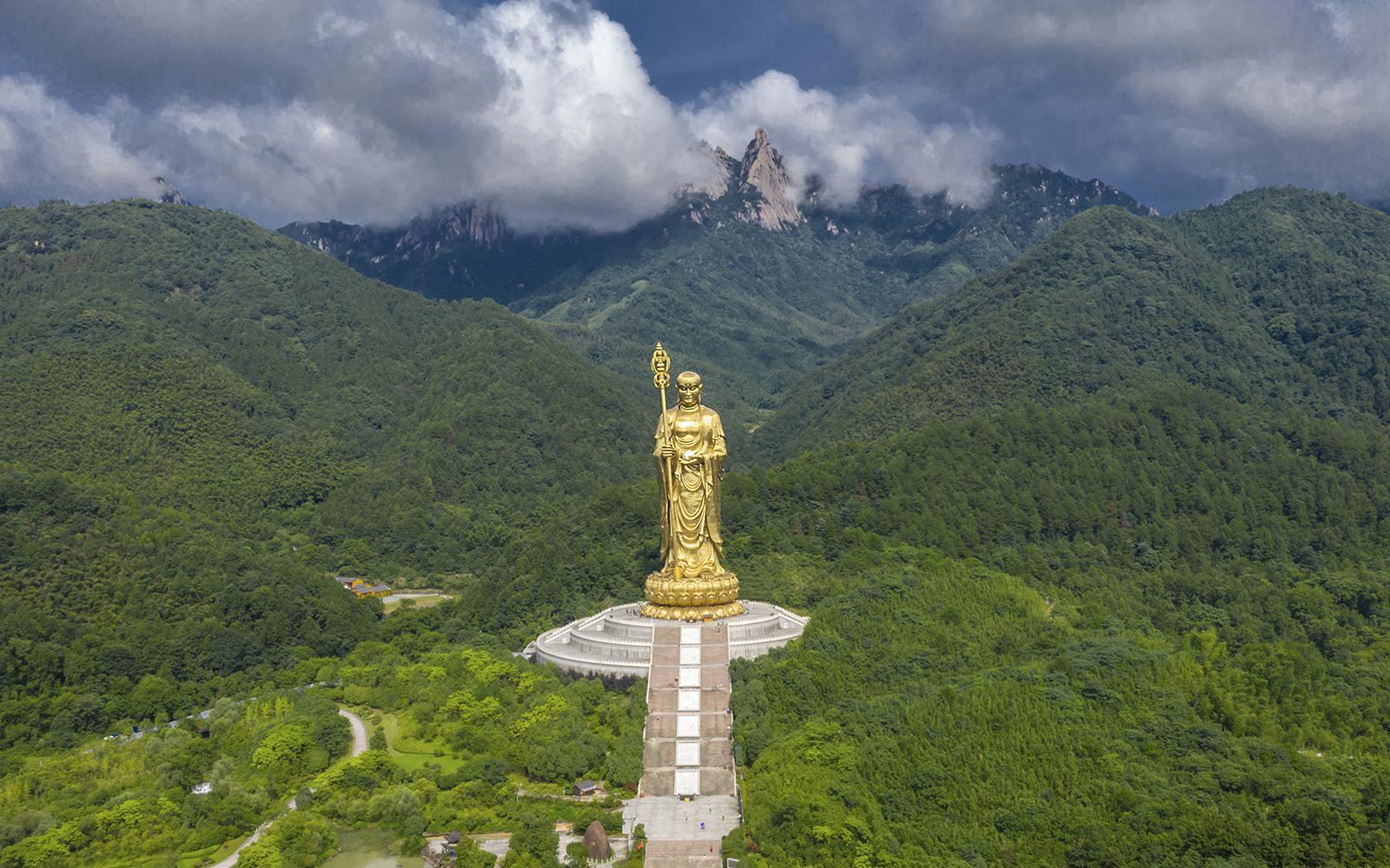九华山旅游攻略 九华山,中国佛教名山之一,位于安徽省池州市境内,素有