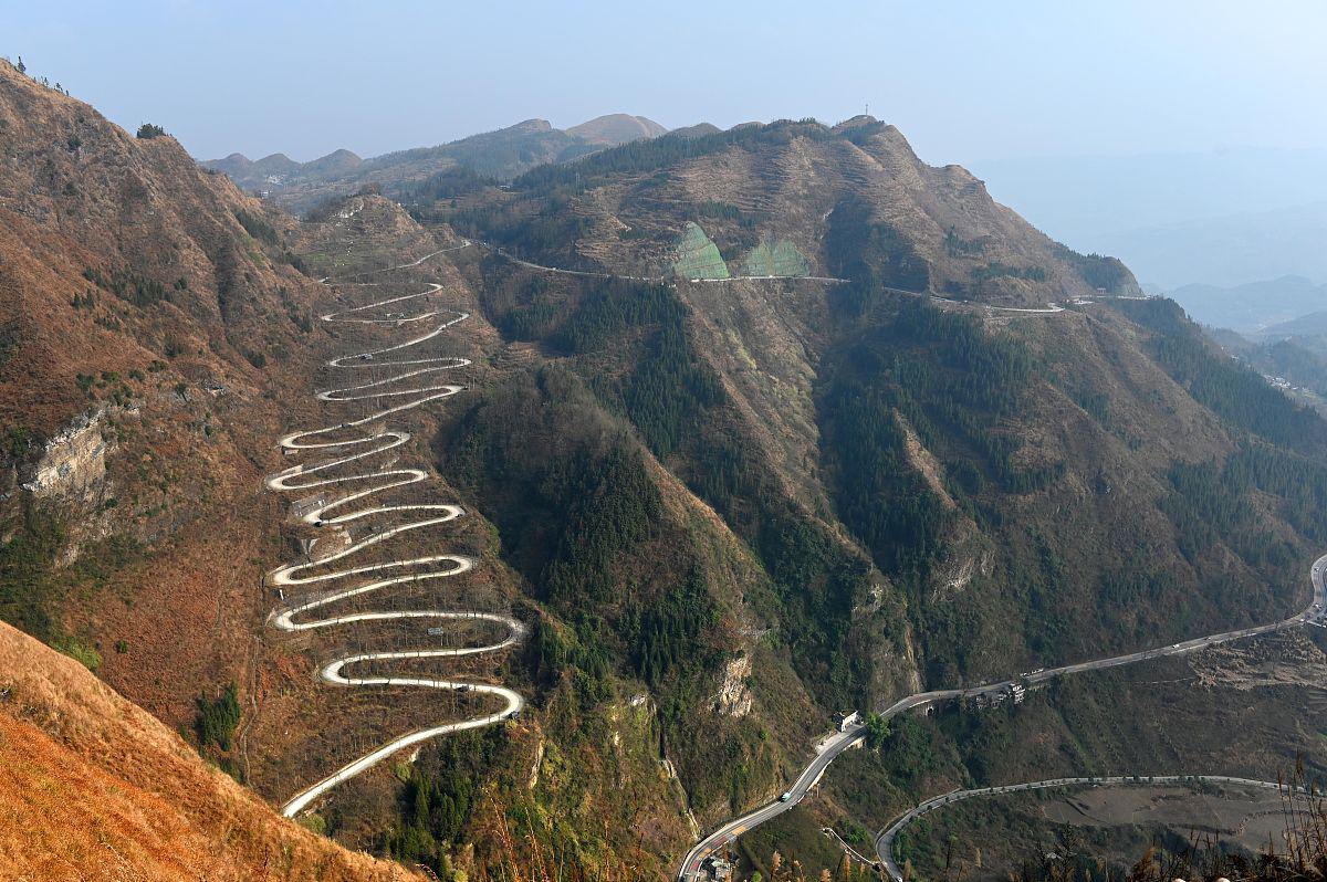 二十四道拐盘山公路的壮丽风光 二十四道拐是史迪威公路上一段令人