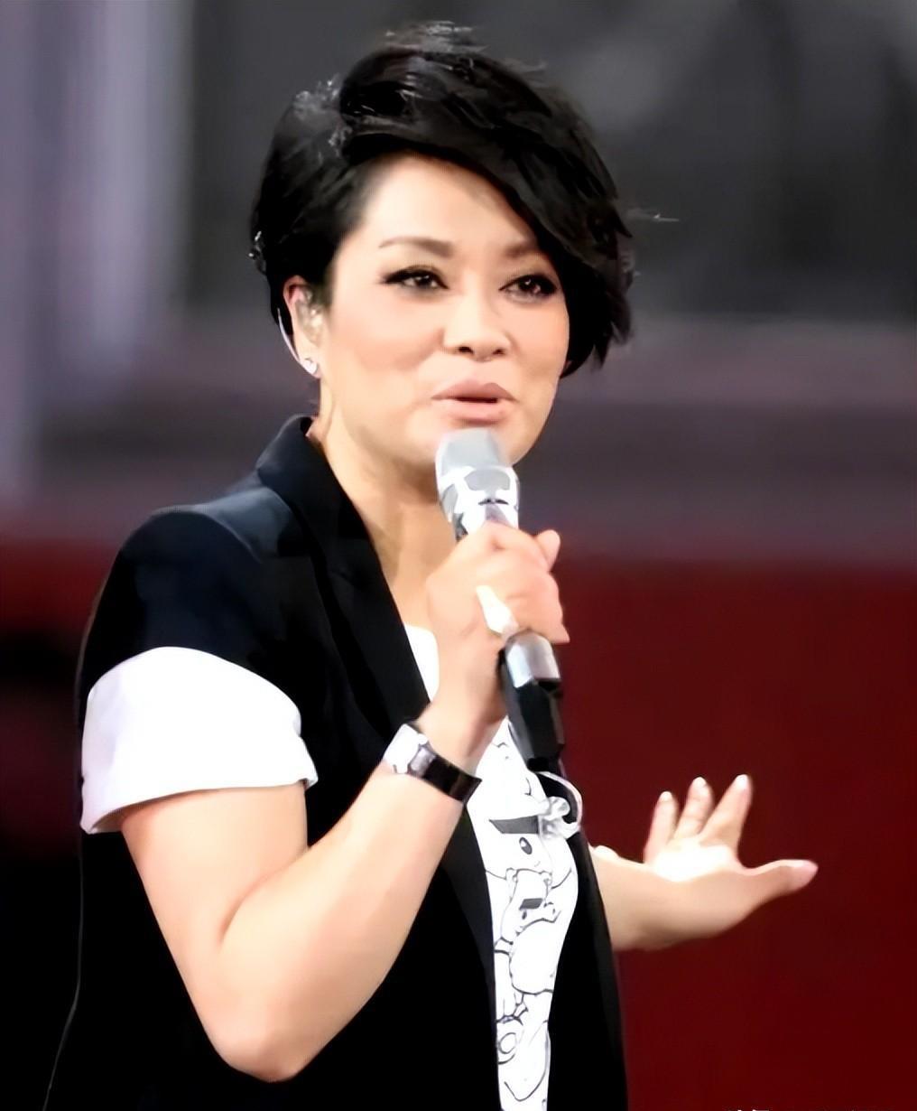 金炜玲:音乐才华的坚守 金炜玲,曾是上海的舞台女神,她的歌声曾征服了