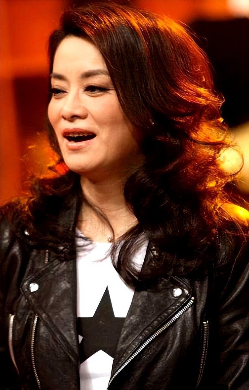 金炜玲:音乐才华的坚守 金炜玲,曾是上海的舞台女神,她的歌声曾征服了