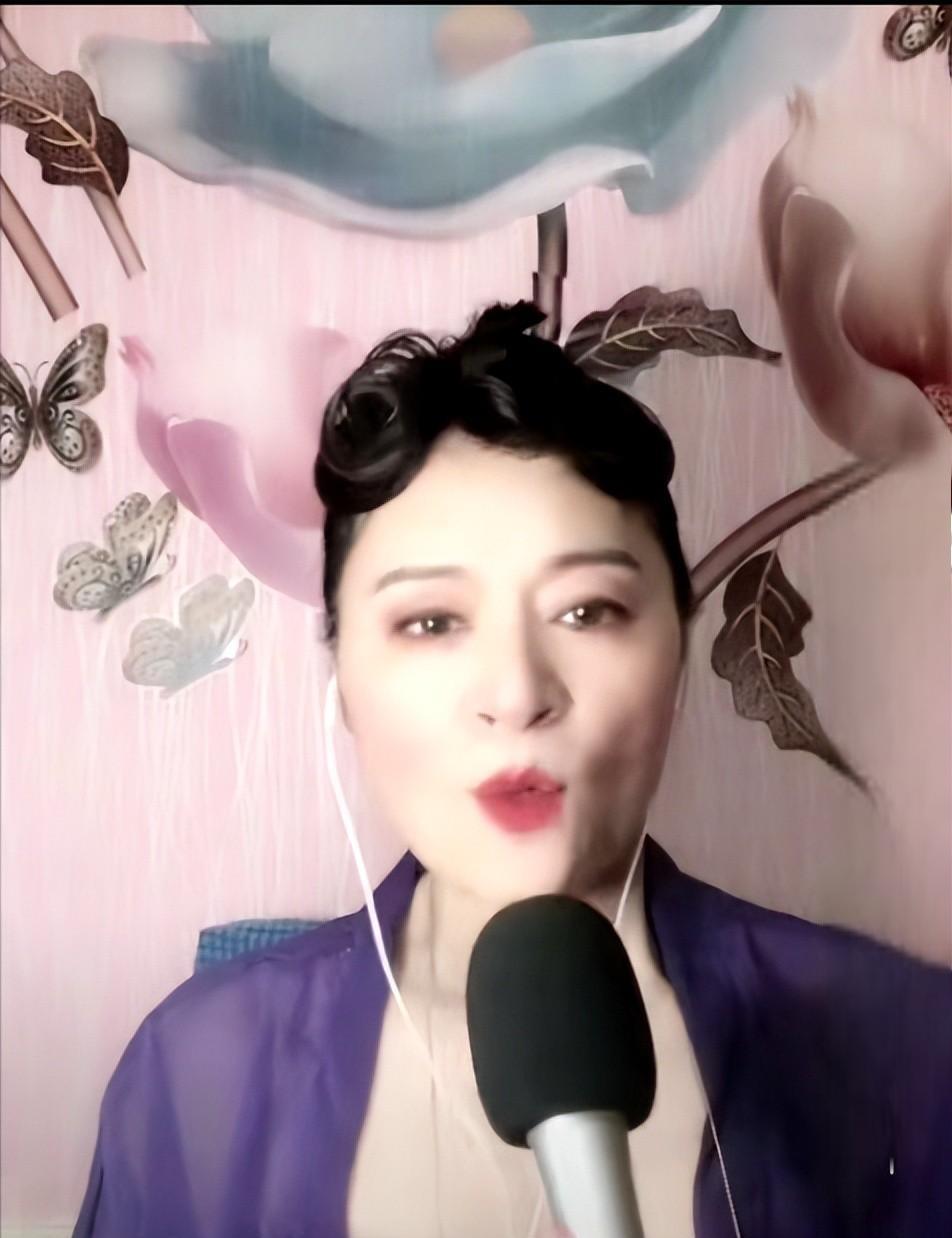 金炜玲:音乐才华的坚守 金炜玲,曾是上海的舞台女神,她的歌声曾征服了