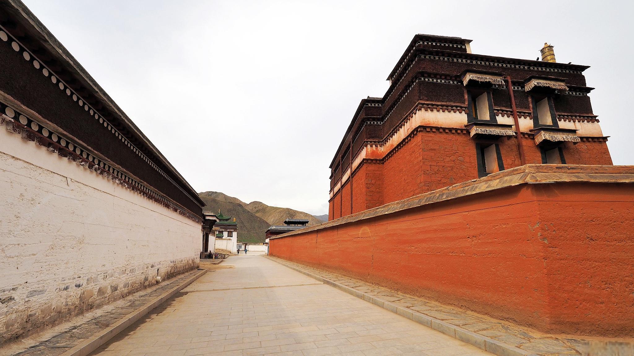 拉卜楞寺位于甘肃省甘南藏族自治州夏河县,是藏传佛教格鲁派的六大寺