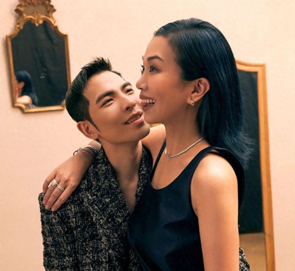首晒婚纱照幸福甜蜜 歌手萧敬腾在10月19日宣布与女友summer林有慧