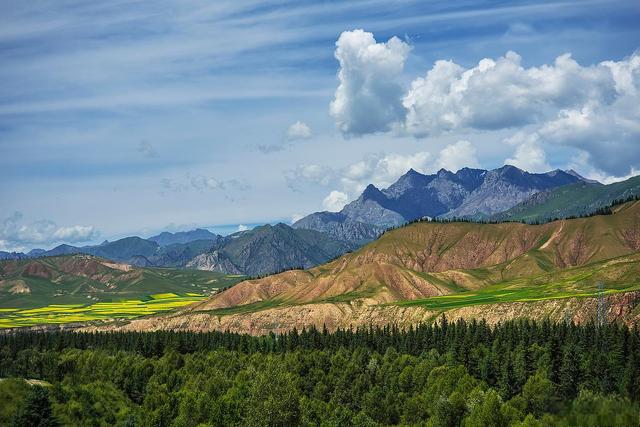 漫步天堂之中 祁连卓尔山位于青海省祁连县八宝河北岸,是青海省旅游