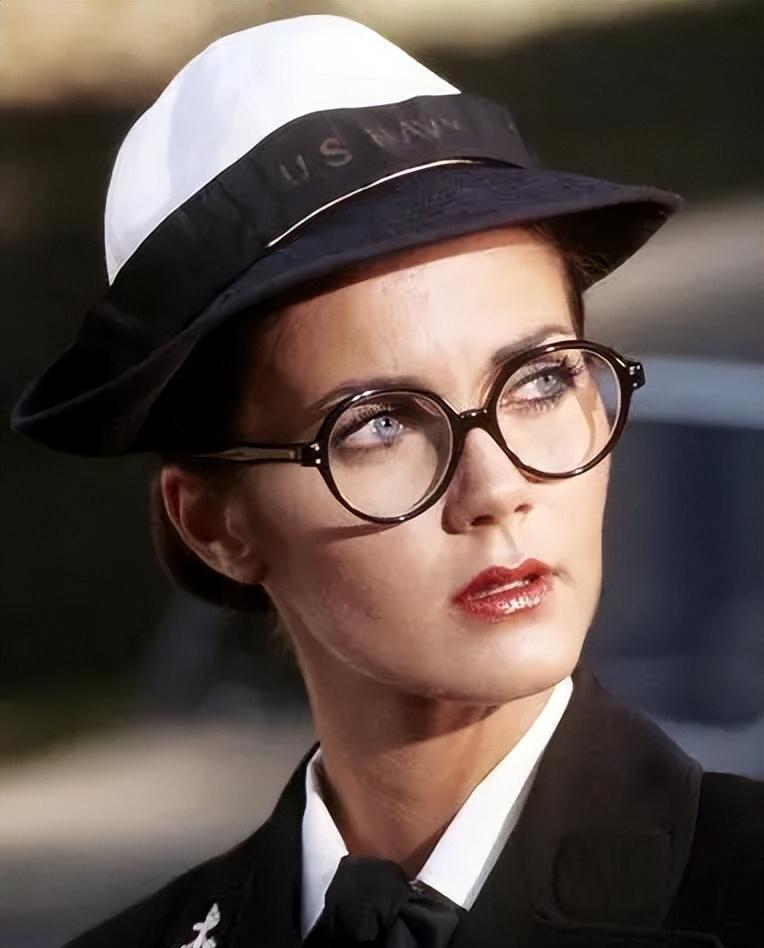 琳达·卡特:为艺术献身的女星 琳达·卡特,神奇女侠的扮演者,是一位