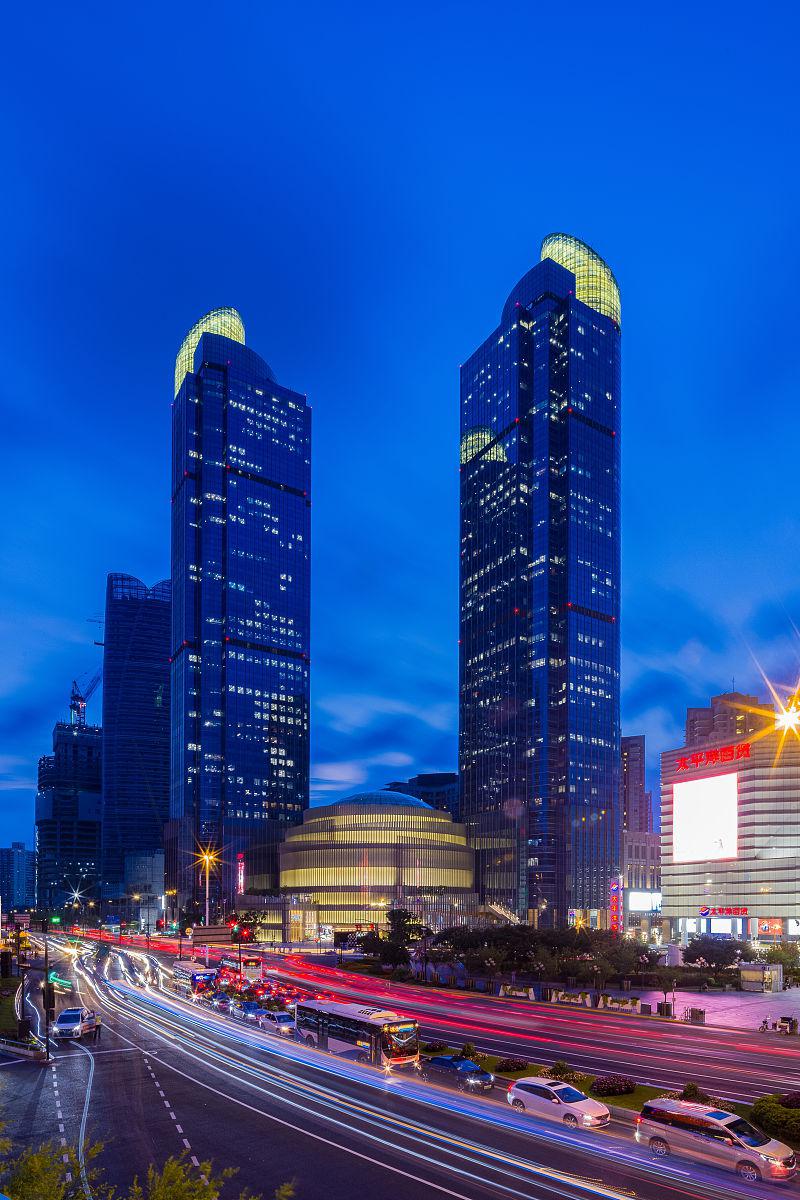 上海徐家汇的迷人夜景 上海徐家汇的迷人夜景是一个充满魅力的地方,无