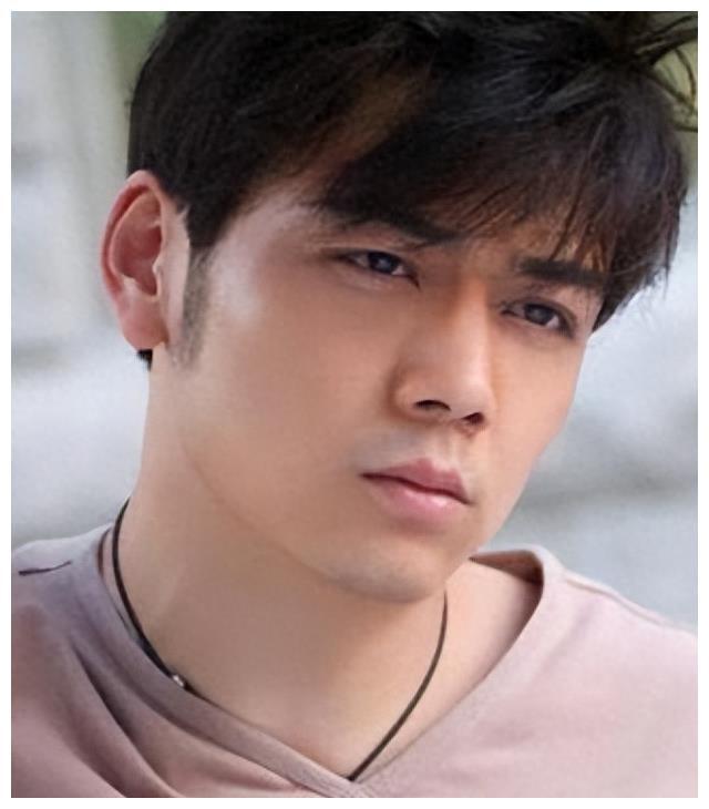 杨烁:魅力的崩塌与童年的压抑 杨烁,因在《欢乐颂》中饰演的"小包总"