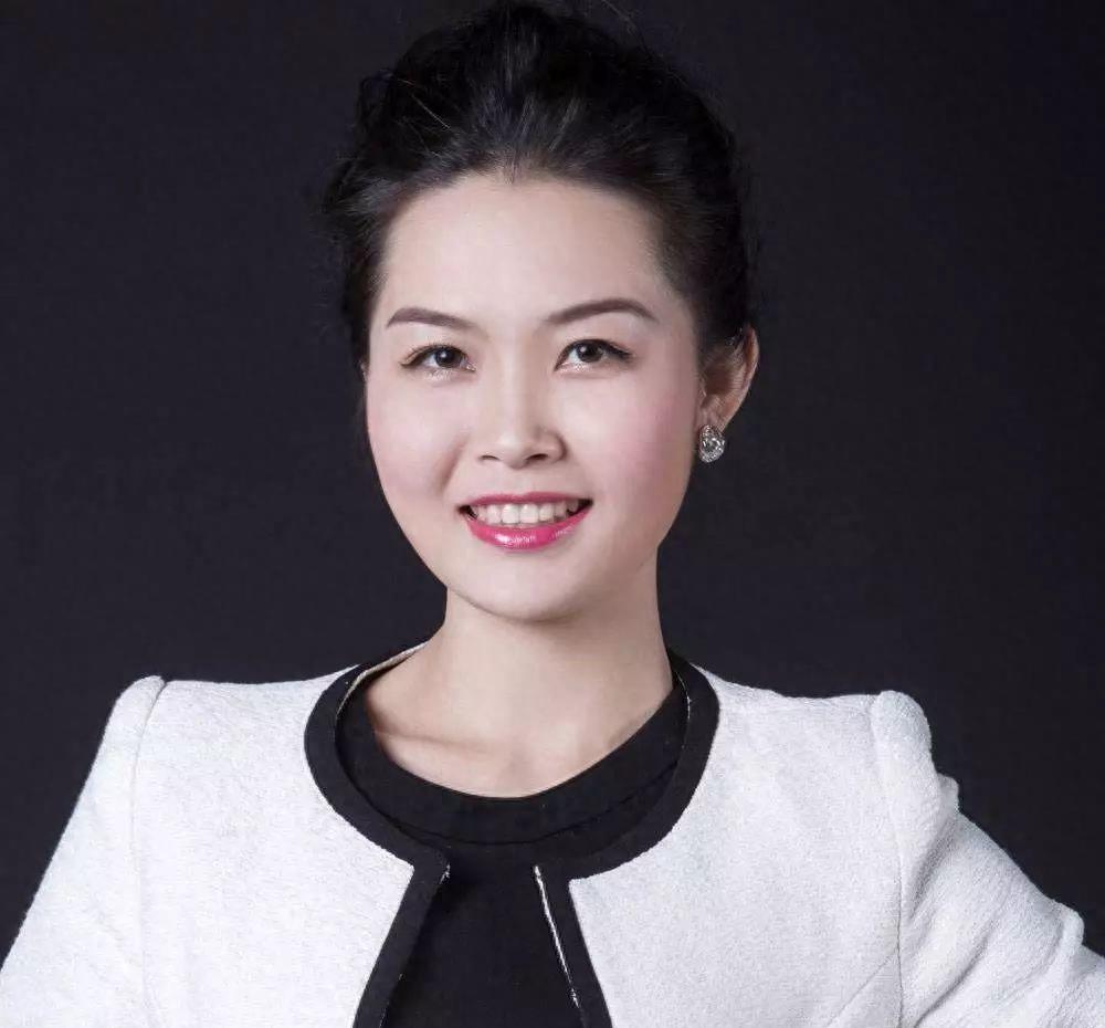海底捞第1位女服务员杨丽娟的成功故事 杨丽娟是海底捞创业初期的第1