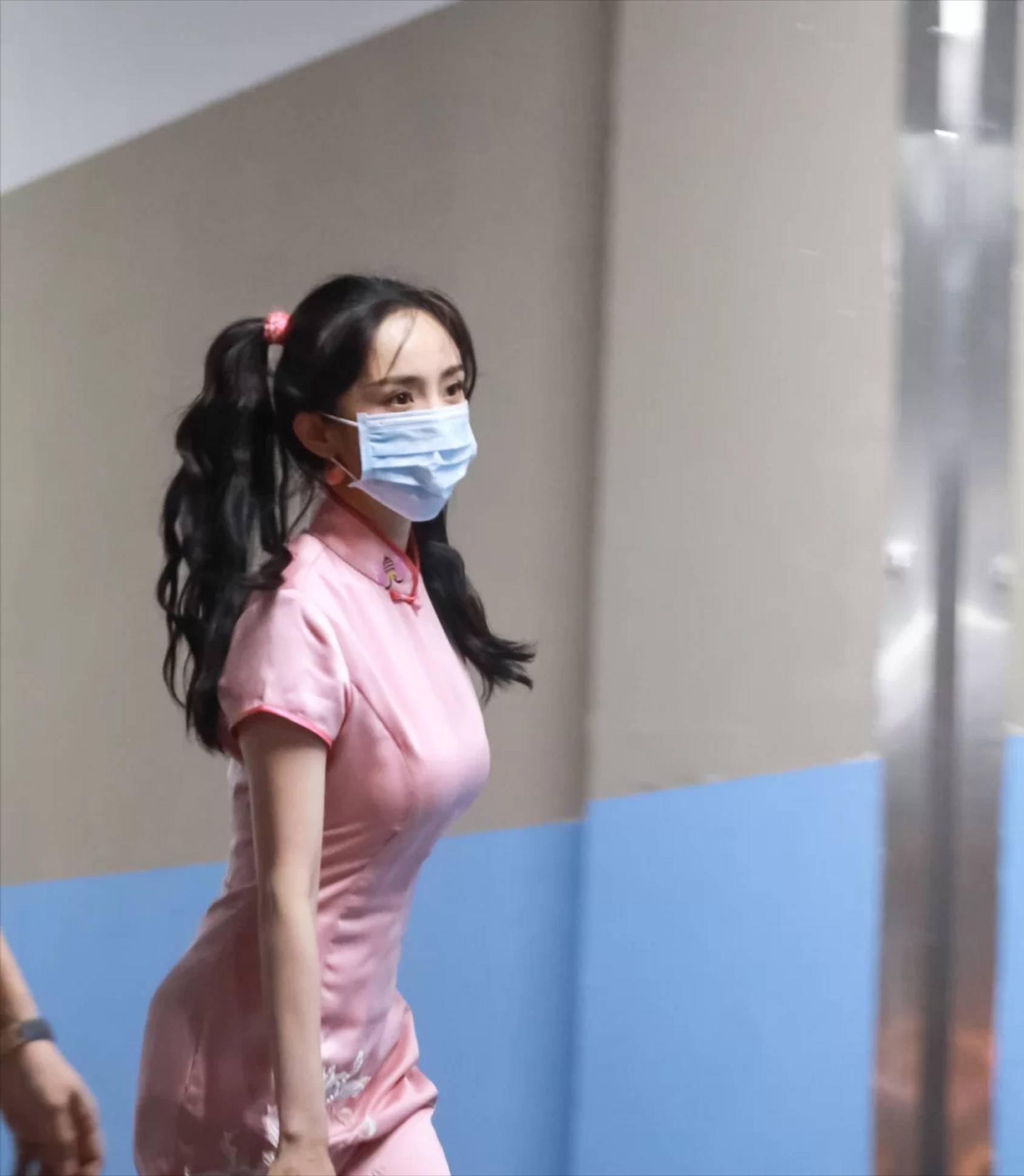 杨幂穿15000外套逛bm,美女店员身材超过她 杨幂在北京三里屯逛街,穿着