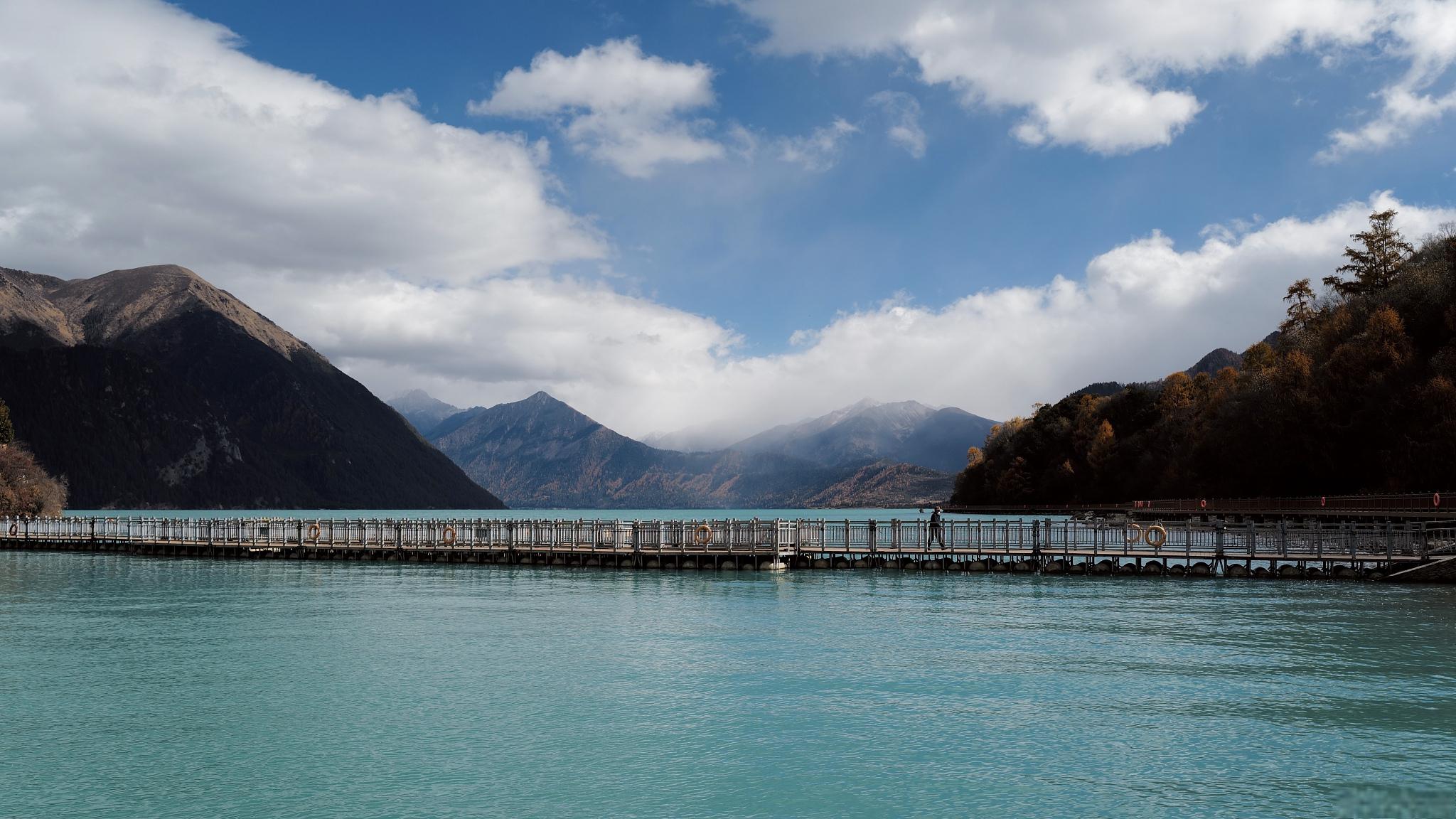 巴松措又名措高湖,藏语中是"绿色的水湖"的意思