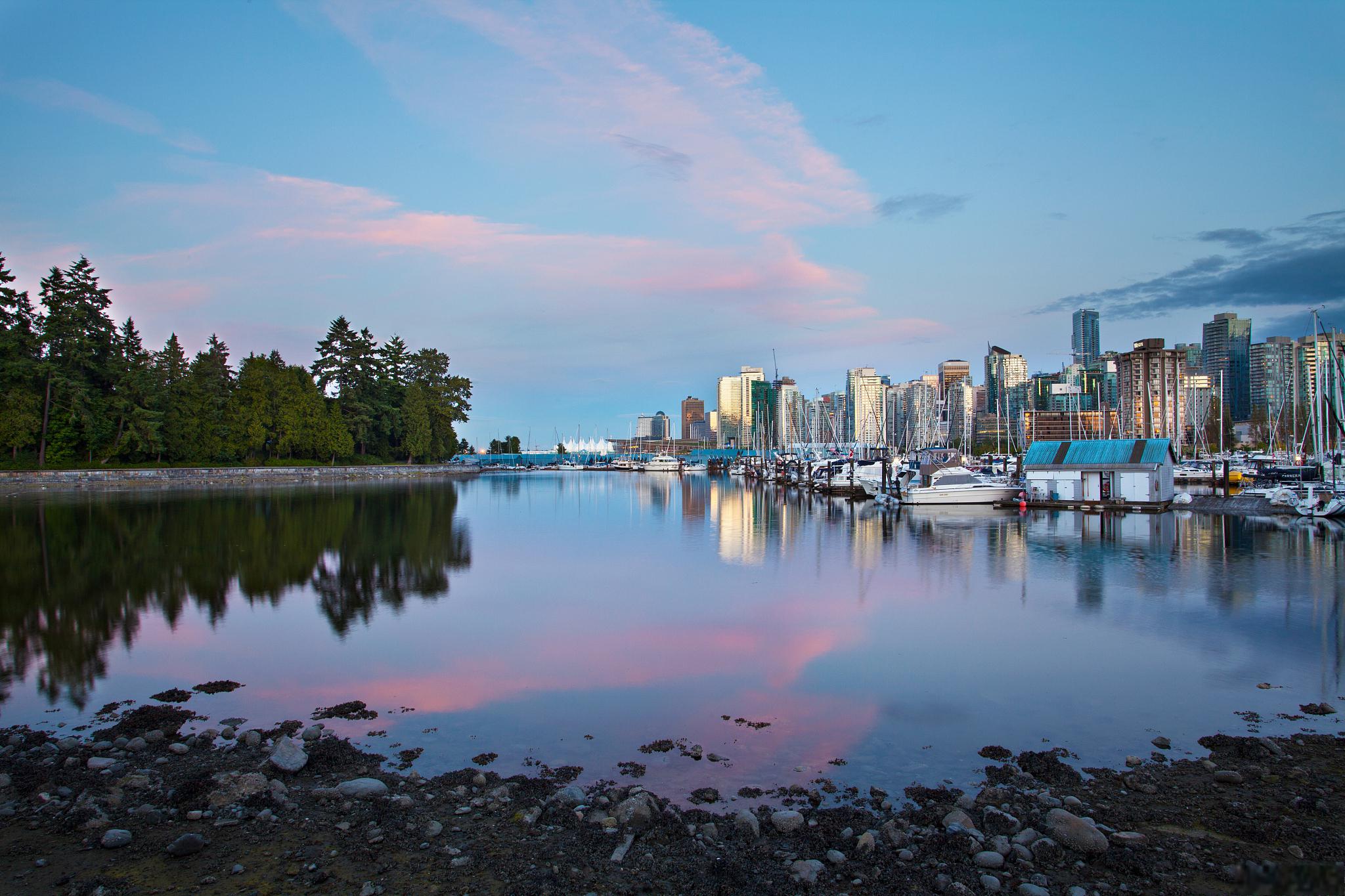 温哥华是一个令人心驰神往的美丽城市,位于加拿大卑诗省的西海岸,拥有