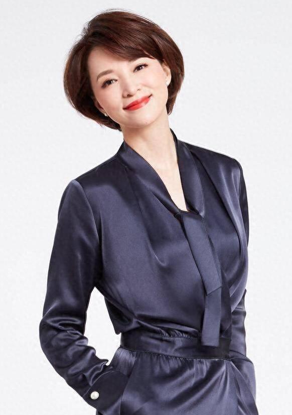 49岁董卿:优雅减龄穿搭 董卿以简约,大方的衣着风格成为中年女性的