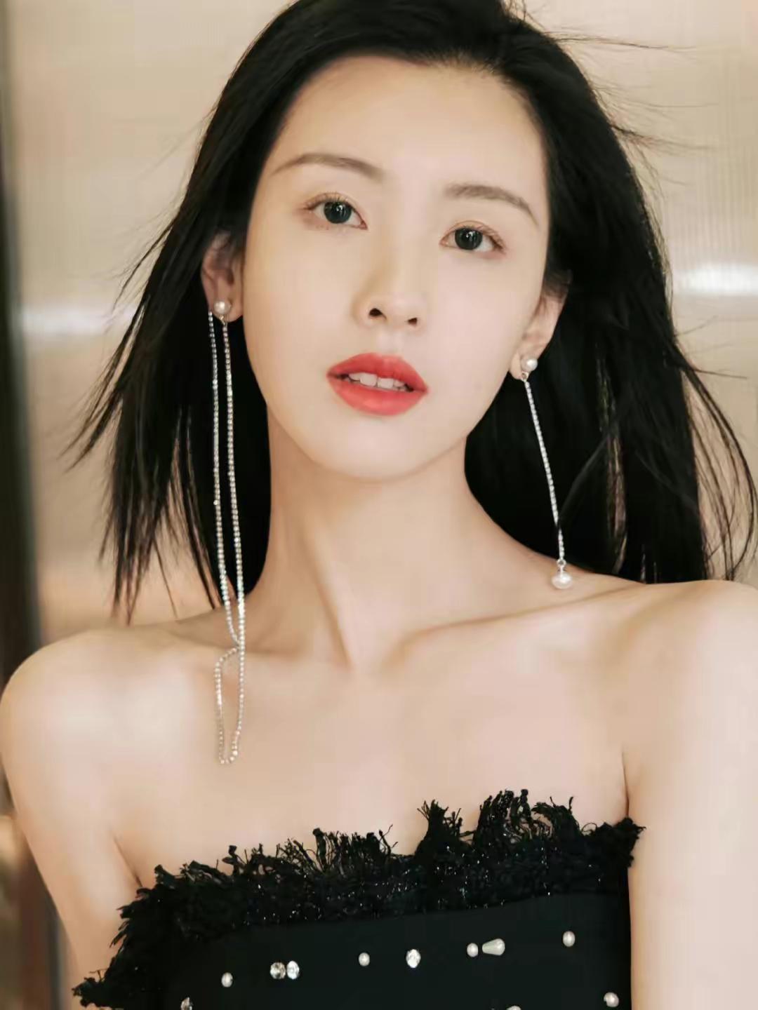 陈都灵:纯欲天花板 29岁的陈都灵,雪肤玉貌,自带"纯欲"光环,是娱乐圈