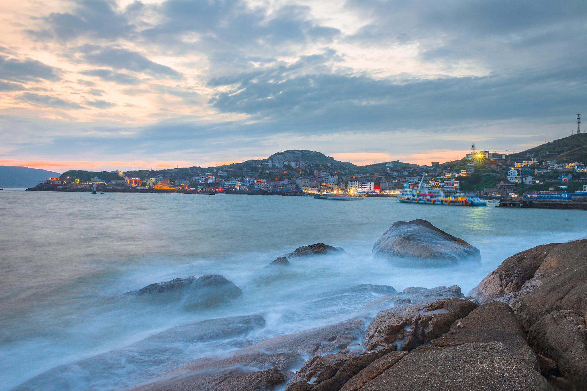 东极岛旅游攻略 东极岛,实际为中街山列岛,位于中国东端,被东海环绕