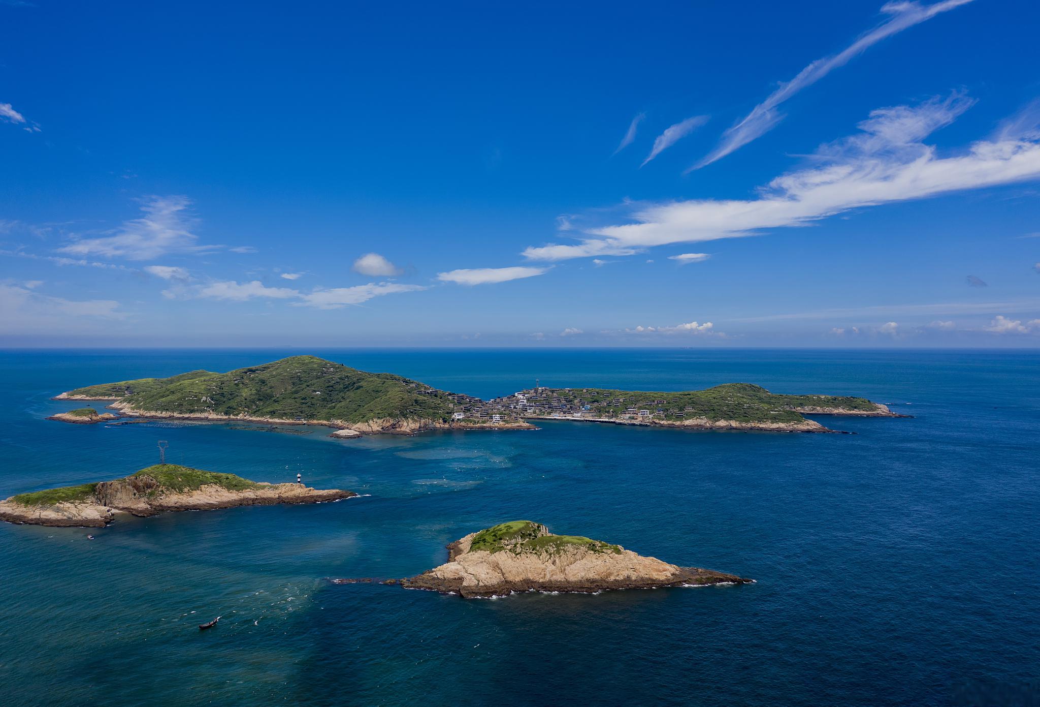 东极岛旅游攻略 东极岛,实际为中街山列岛,位于中国东端,被东海环绕