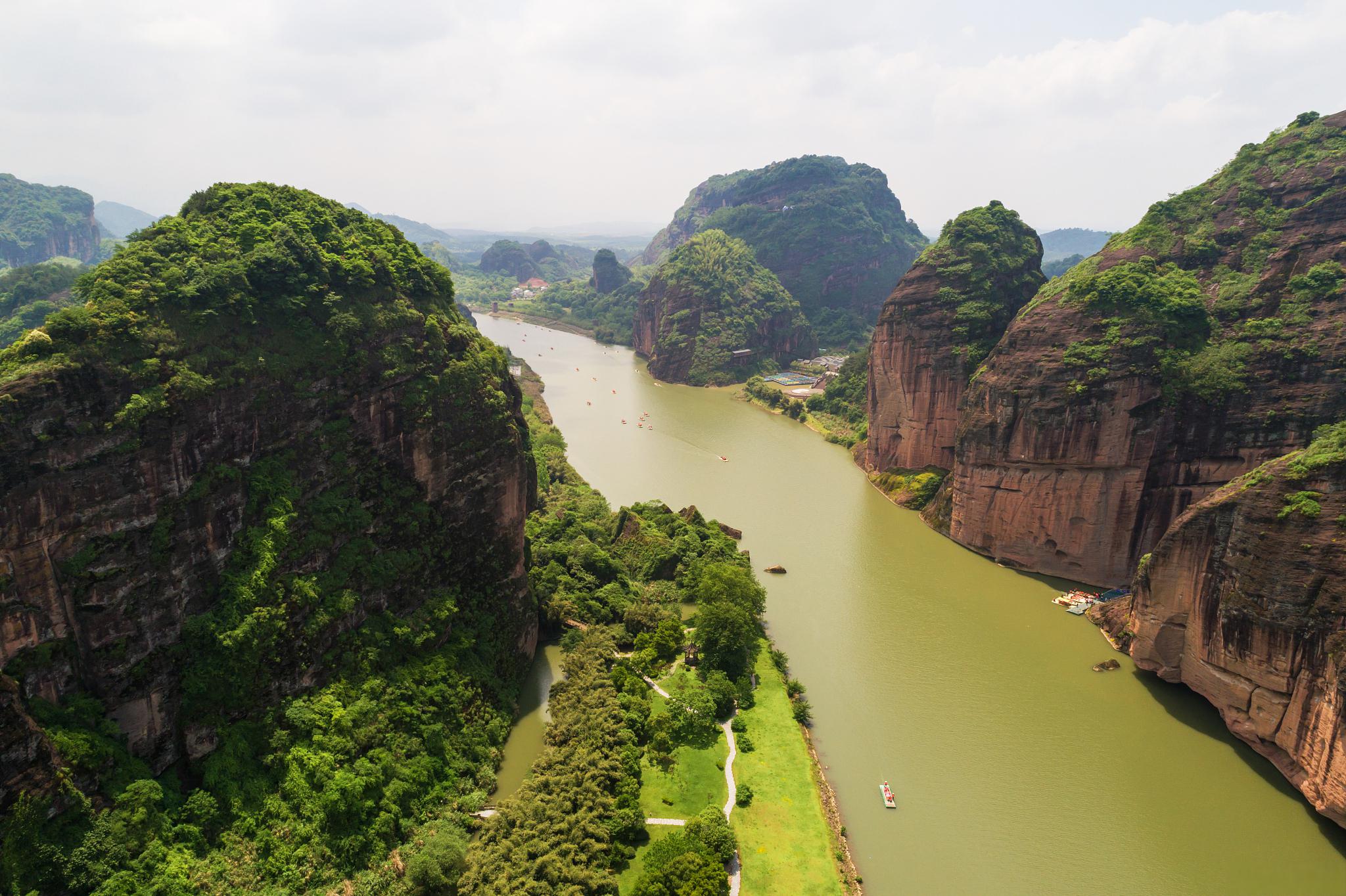 龙虎山景区详细介绍 龙虎山景区位于鹰潭市东南25公里处,是中国道教