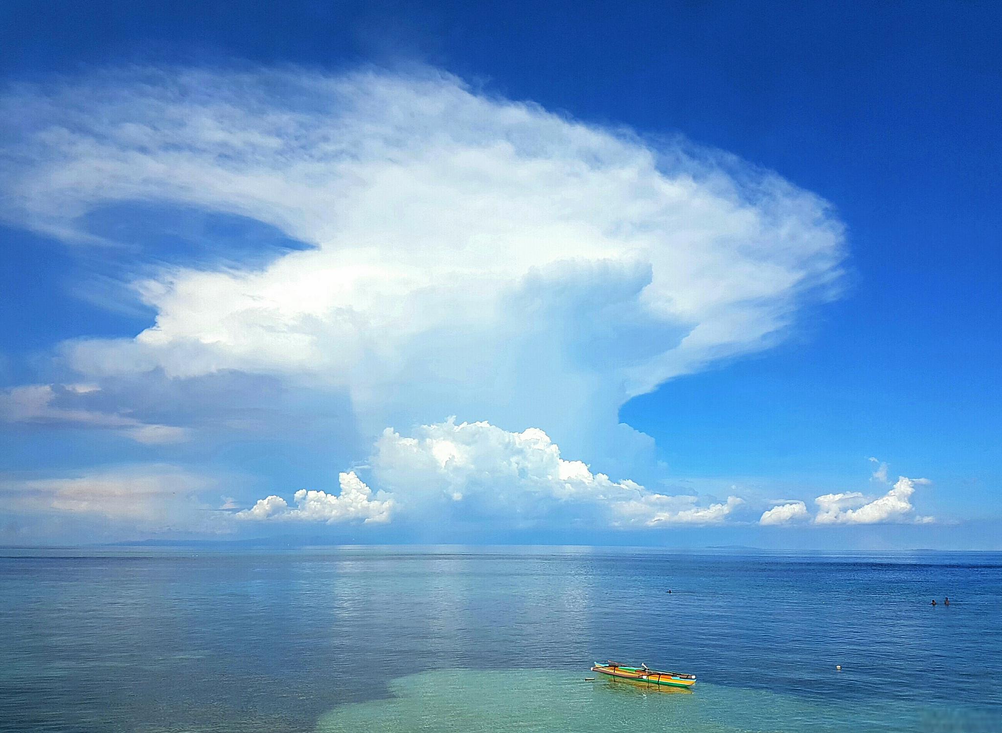 碧水蓝天,浸在仙海当阳光洒在波光粼粼的湖面上,映照出一片碧水蓝天