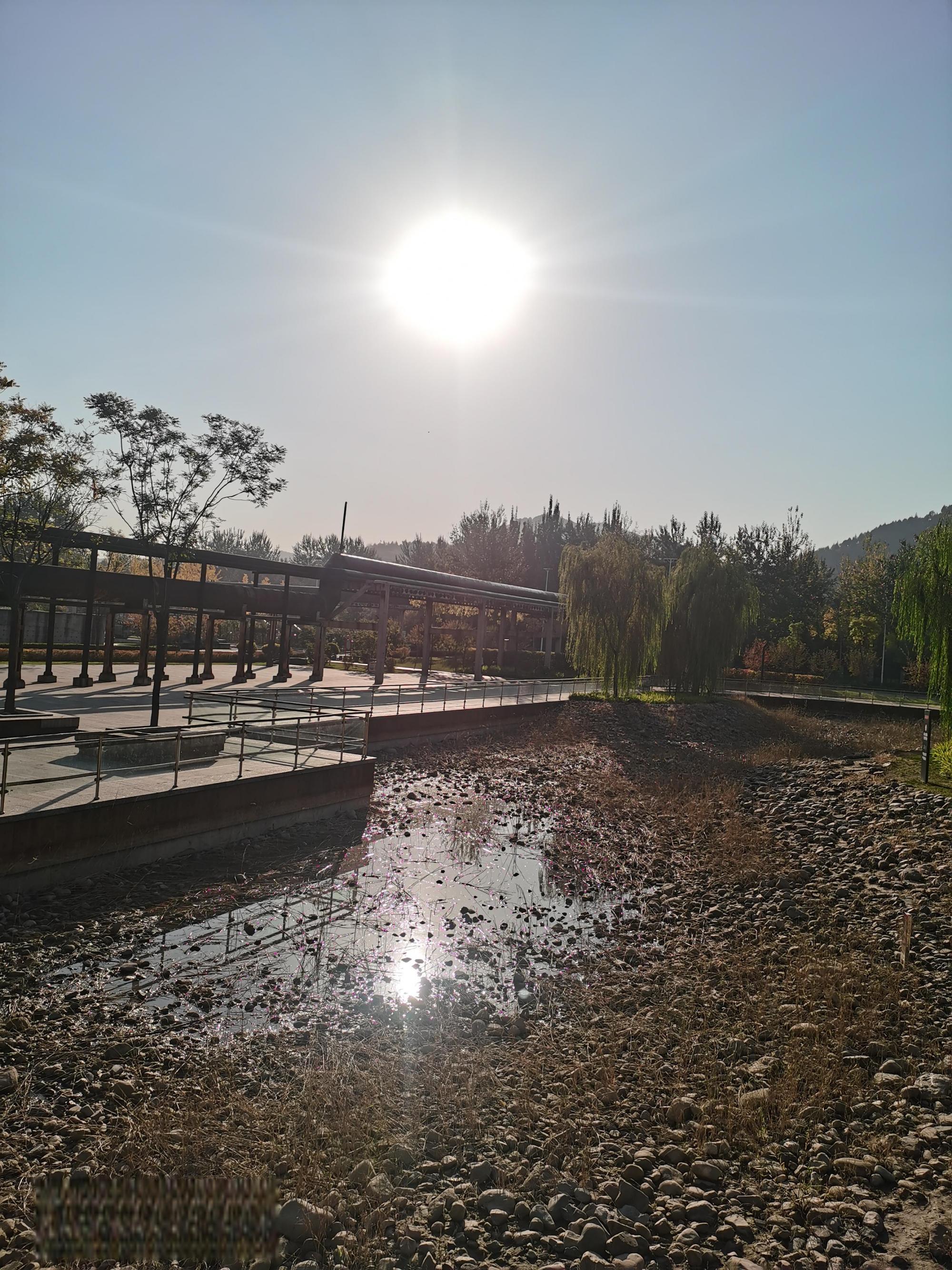 离石城南公园位于离石区交口镇,又称城南工业广场,是吕梁市政府在原