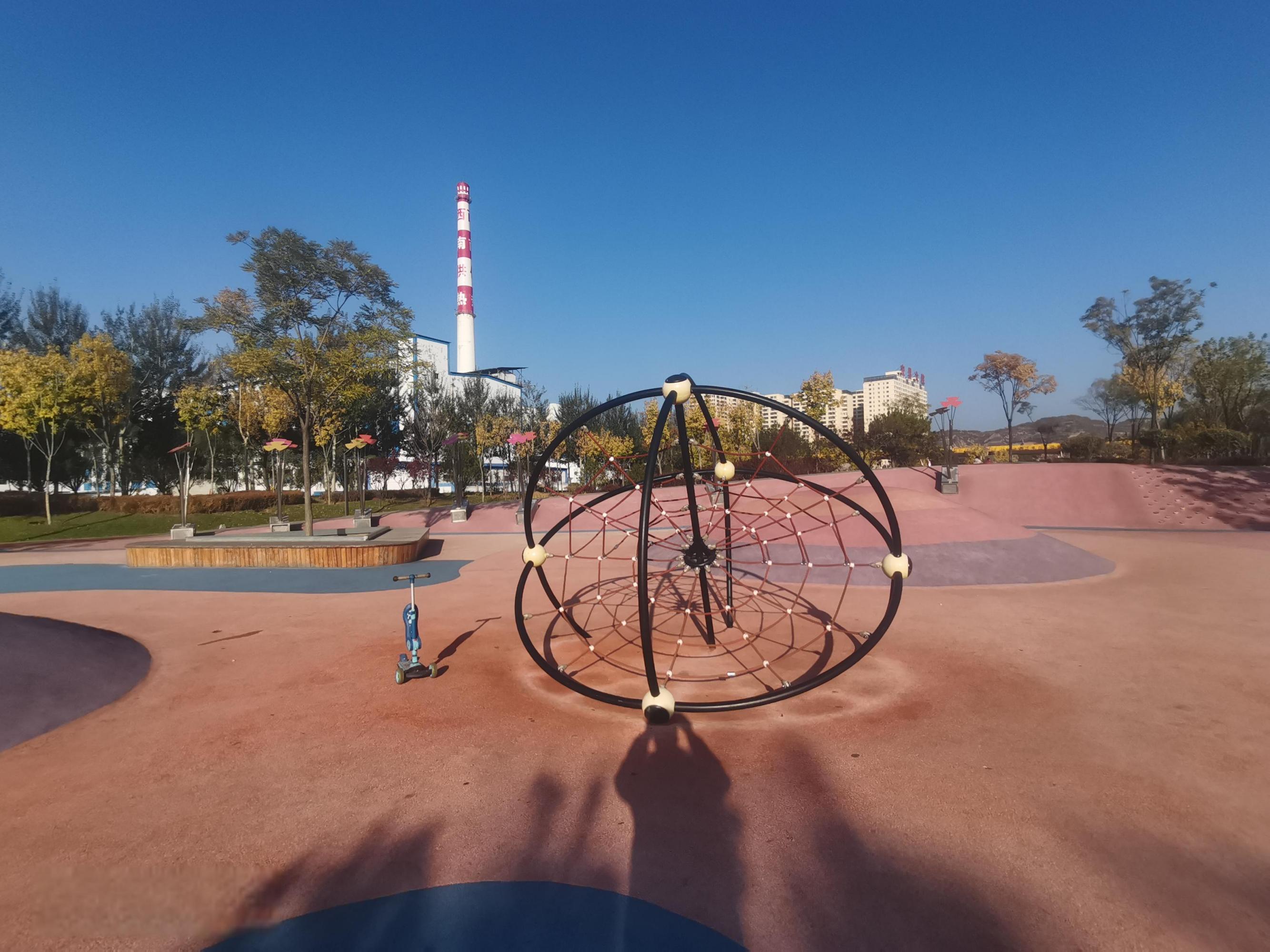 离石城南公园 离石城南公园位于离石区交口镇,又称城南工业广场,是