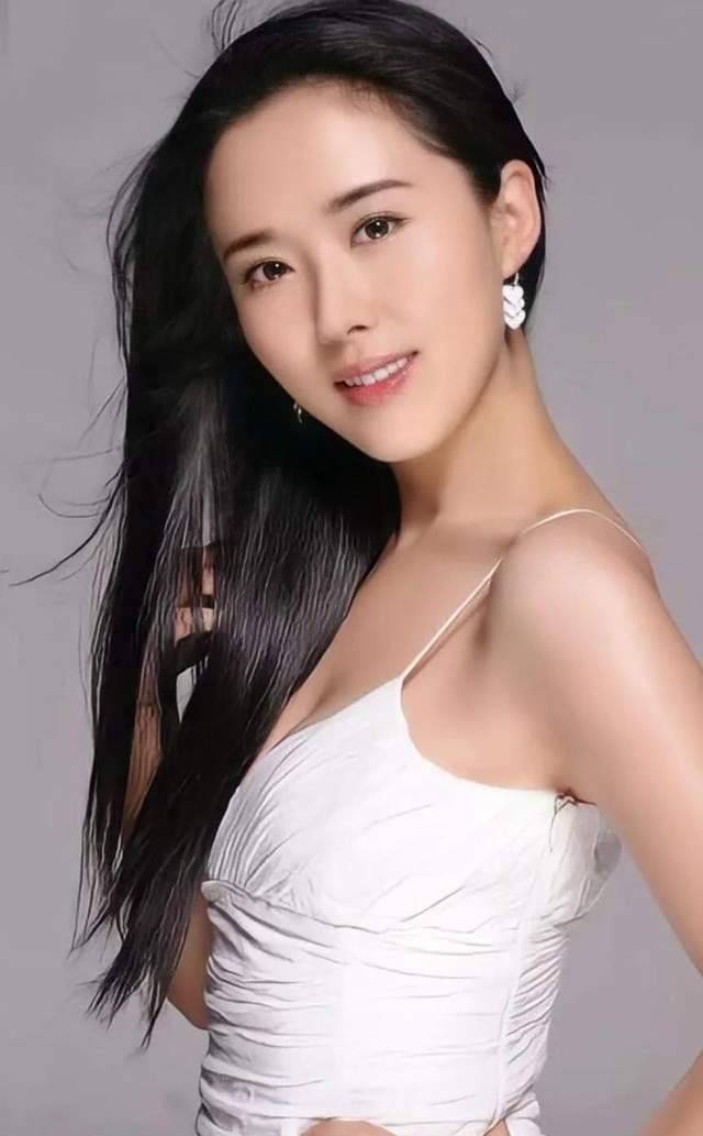 颜丹晨:女神级人物 颜丹晨,一位备受瞩目的中国女演员,以其出色的外貌