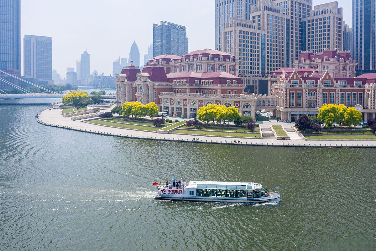 天津海河游船攻略 天津海河游船是一种非常受游客喜欢的旅游项目,可以