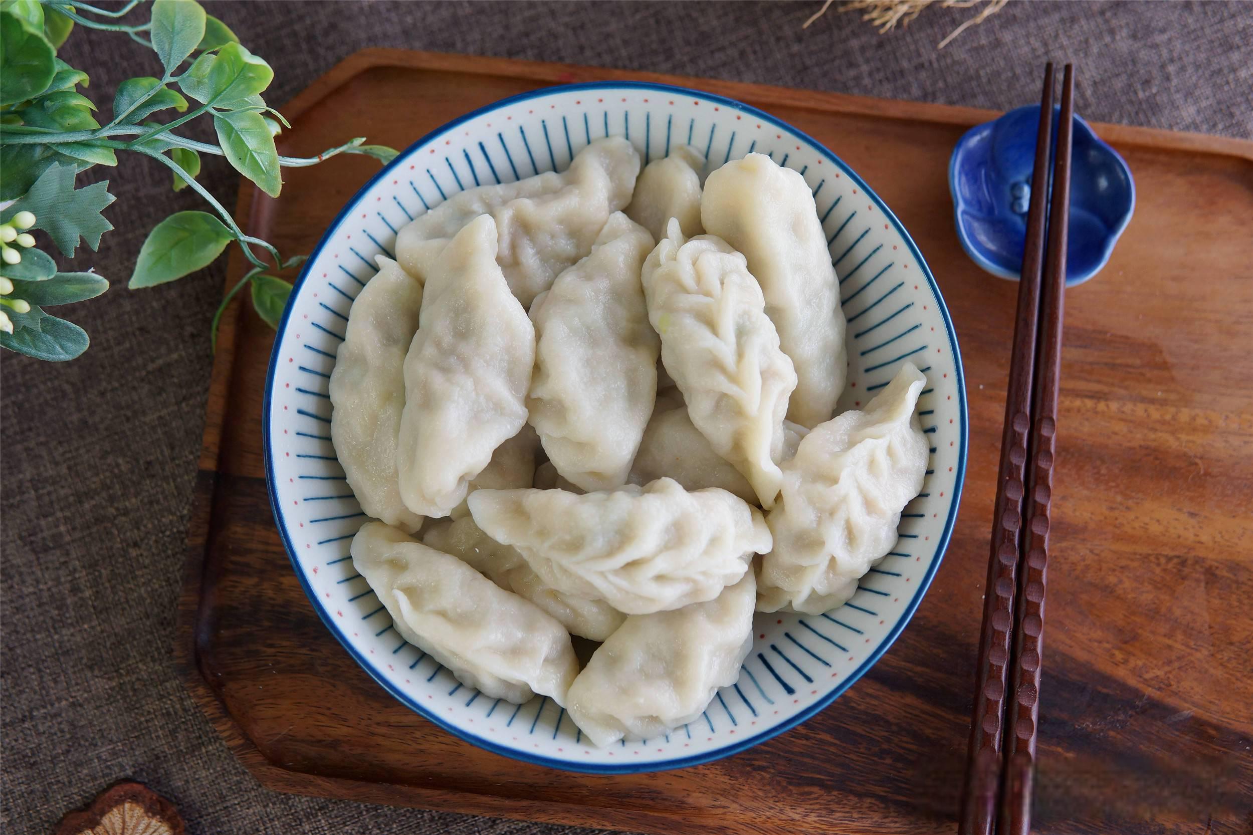 立冬吃饺子 饺子是中华民族的传统美食,不仅有团聚吉祥的寓意,而且