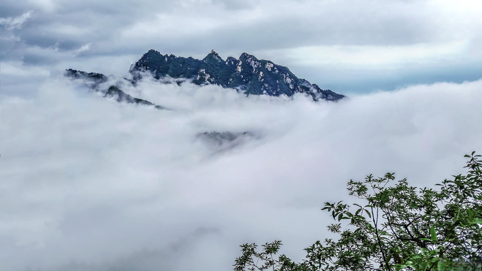 位于我国陕西省西南部,主体位于宝鸡市的眉县,太白县,广义上的太白山