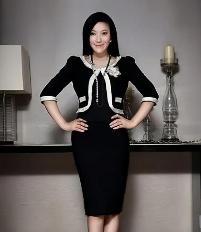 陈怡:江苏电视台最美主持人 陈怡是江苏卫视的《非常周末》主持人,她