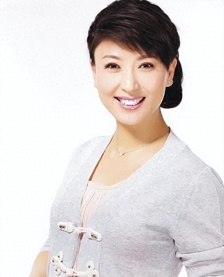 闫学晶:名利与道德 闫学晶,一个在娱乐圈崭露头角的女演员,她的成长