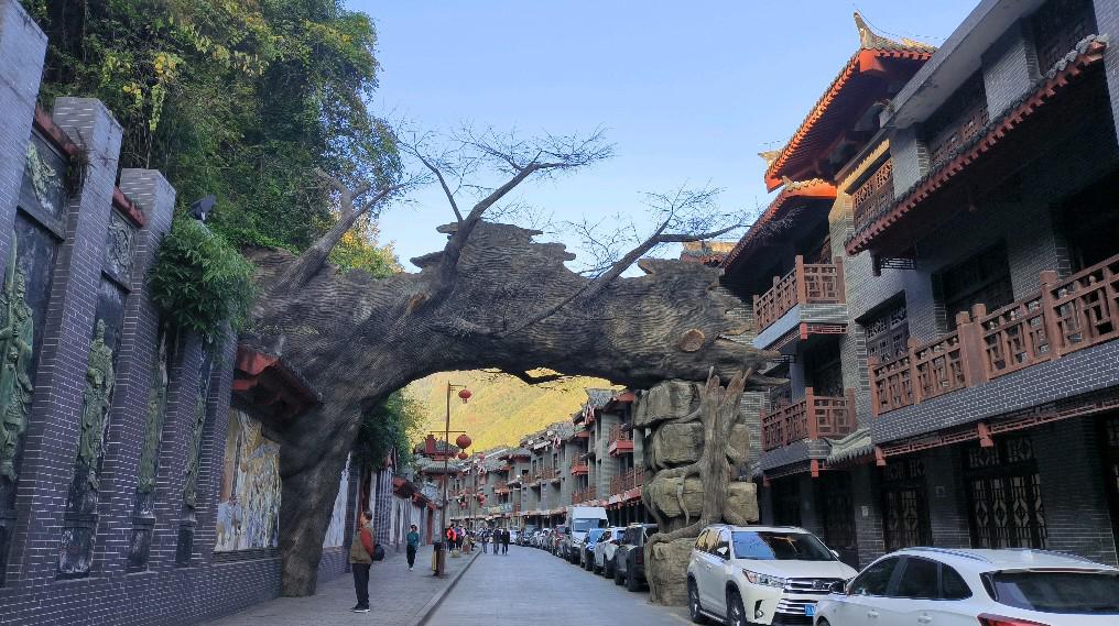 来到汉中褒河栈道,体验不同的文化气息.