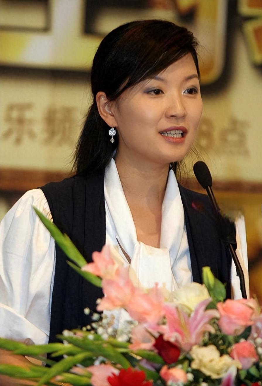 东方卫视一姐陈蓉:从神坛跌落 陈蓉曾是东方卫视的当家花旦,主持过