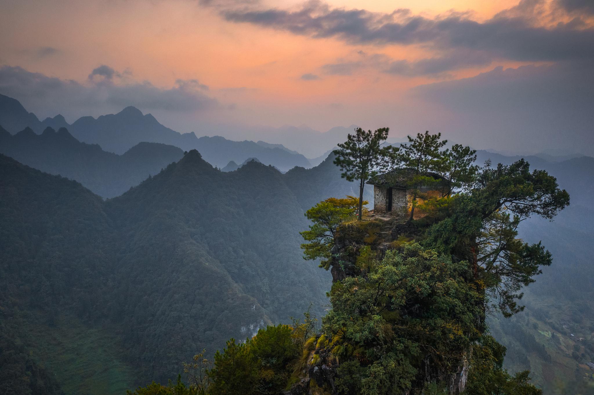 浓郁的民俗文化和丰富的旅游资源而闻名,是成都周边徒步登山的理想之