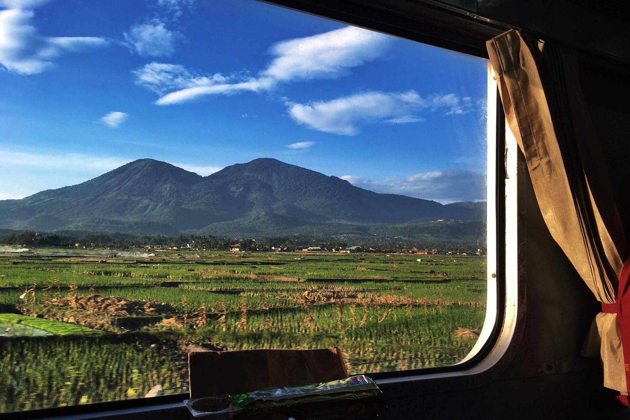 但是,你是否想过,坐在火车窗户旁边的座位上,欣赏着窗外的美景,会是