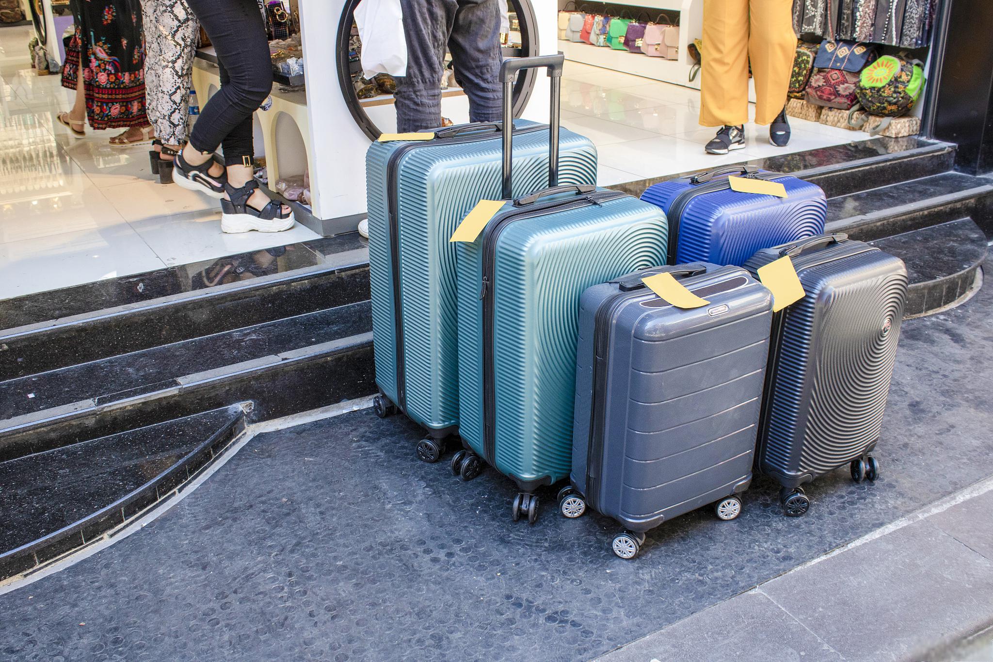 乘坐飞机时如何携带行李 在乘坐飞机时,行李箱的大小和重量都有一定的