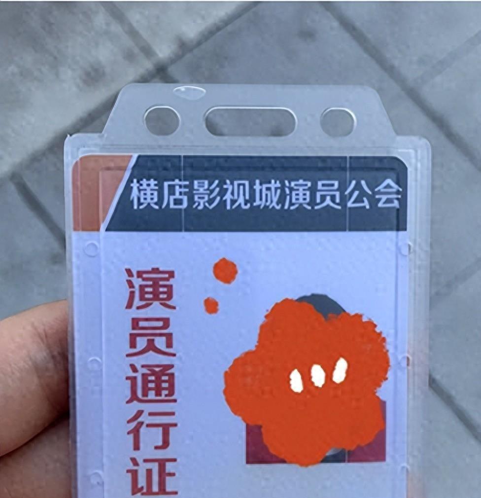 横店群演生活:艰辛与梦想 在横店,群众演员面临着极其艰苦的工作环境