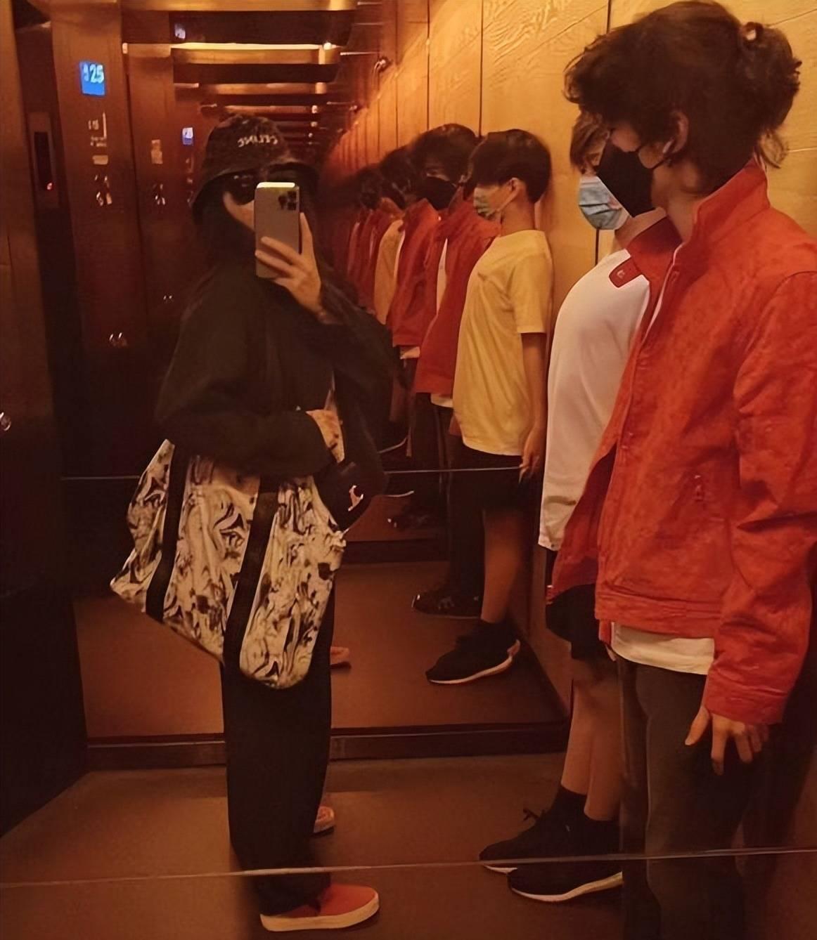 张柏芝晒亲密合影:lucas被搂着,quintus耍酷拍照 张柏芝与两个儿子