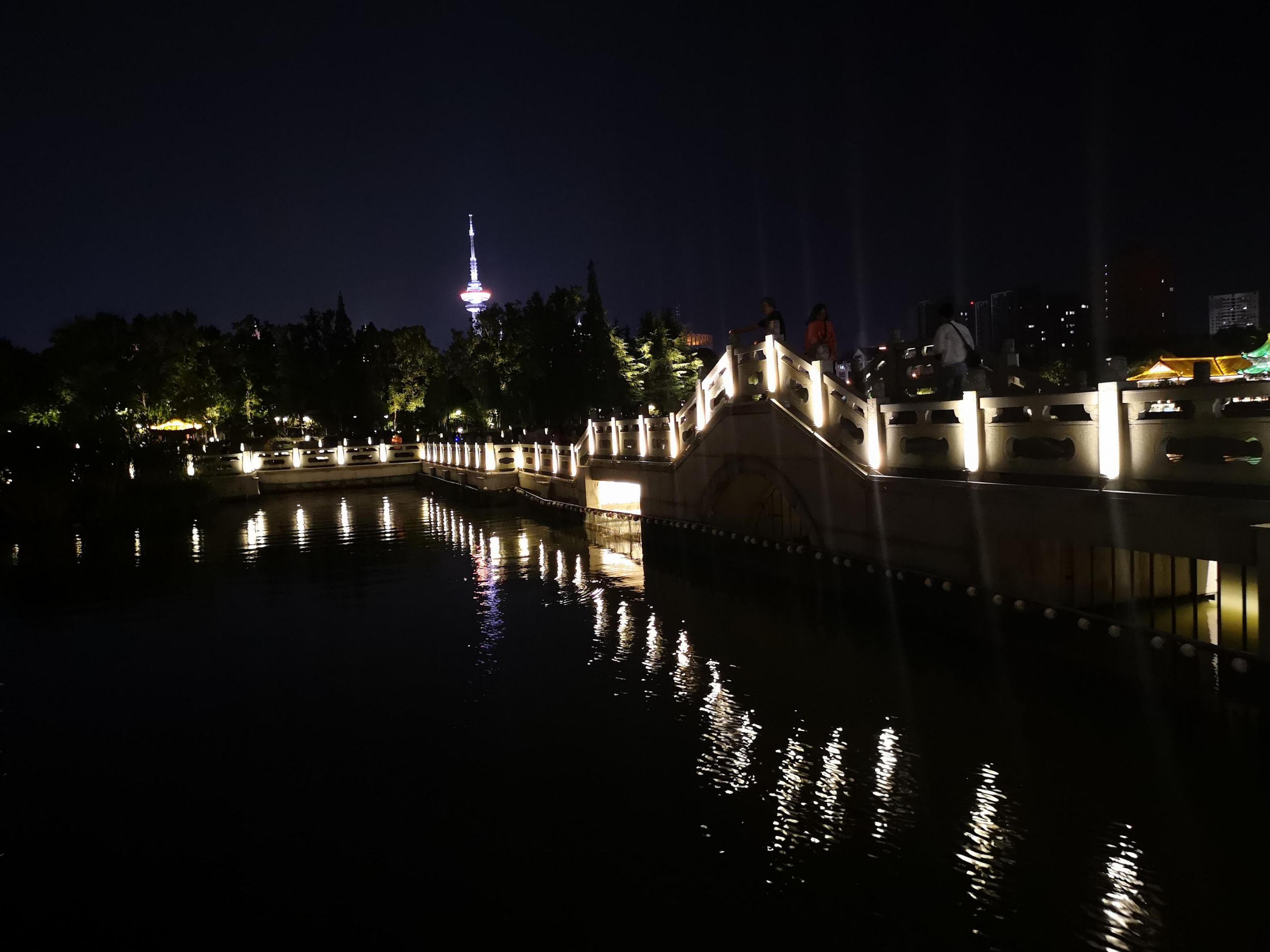 南通濠河夜景 白天的濠河,是喧闹的,夏日轻柔的风吹动起湖面微波粼粼