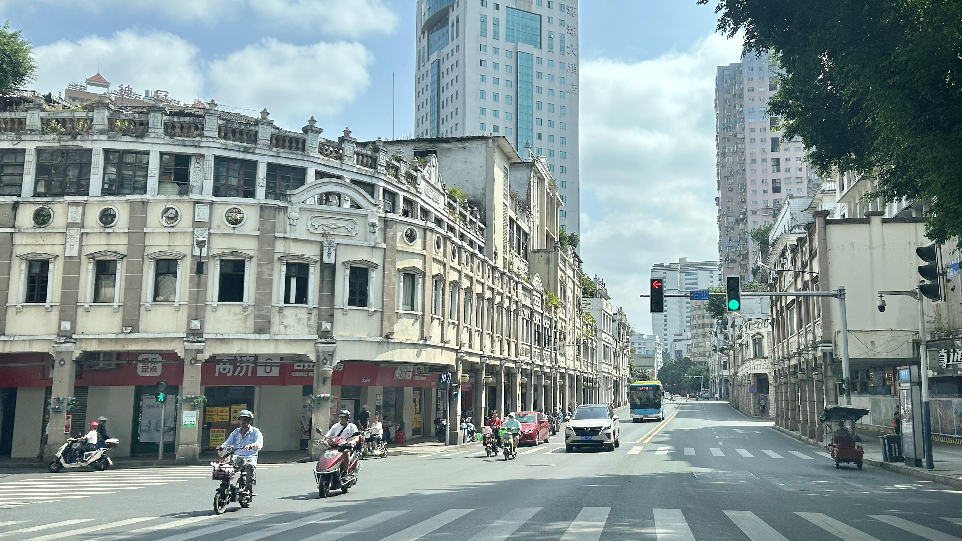 梧州骑楼城一角想起读书时,周末常常去骑楼城逛逛,那时候的骑楼城还是