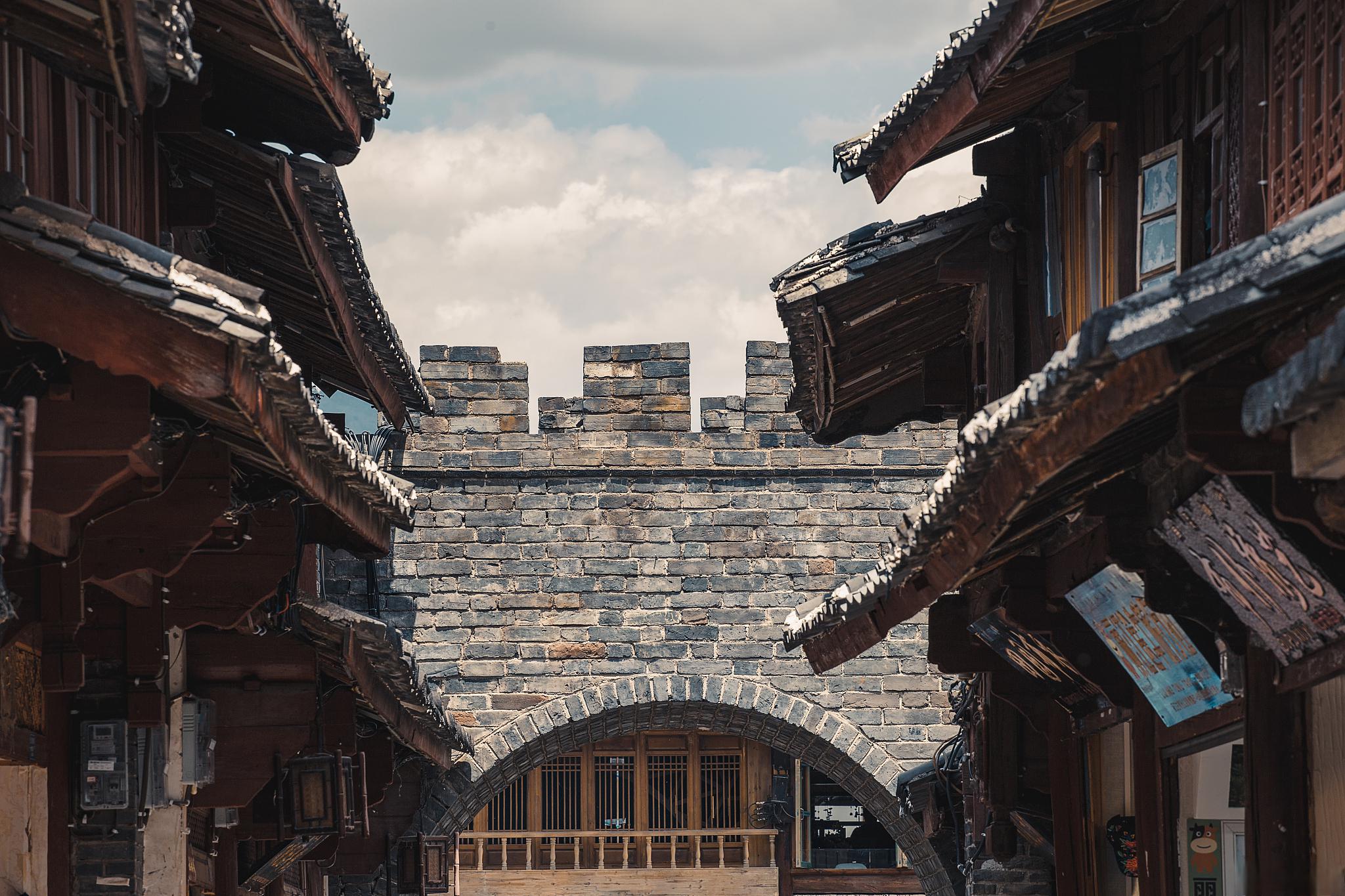 磨西古镇:历史与现代的交融 磨西古镇是四川省甘孜州的一个充满历史