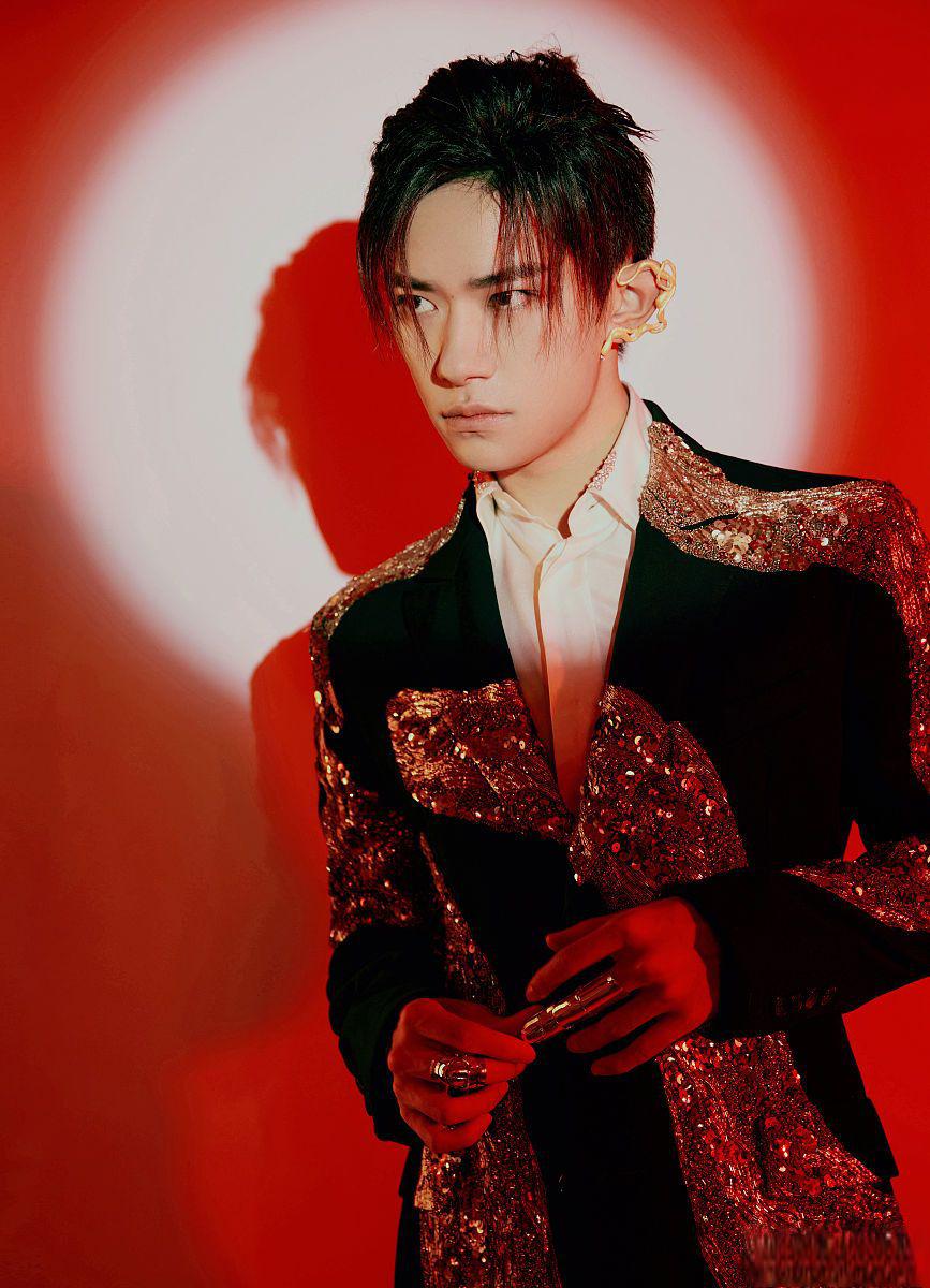 易烊千玺杨幂:同台飙戏 易烊千玺和杨幂将同台飙戏,携手主演一部古装