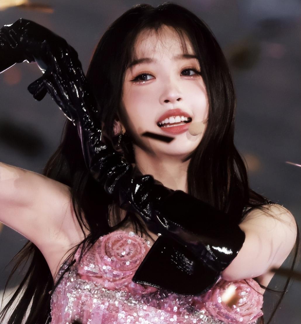 虞书欣演唱会舞台妆:超级美丽 虞书欣的舞台妆容由著名化妆师王亚飞