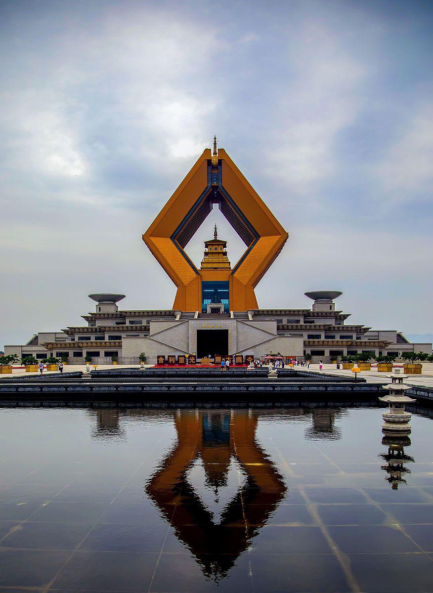 法门寺:千年古刹 法门寺虽然并非在西安,而是位于宝鸡市扶风县,但距离