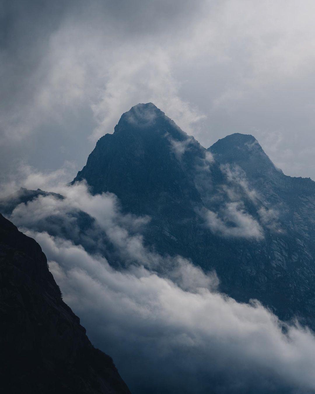 云雾缭绕山峰之巅 当云雾缭绕山峰之巅,仿佛天地相融,人间仙境.